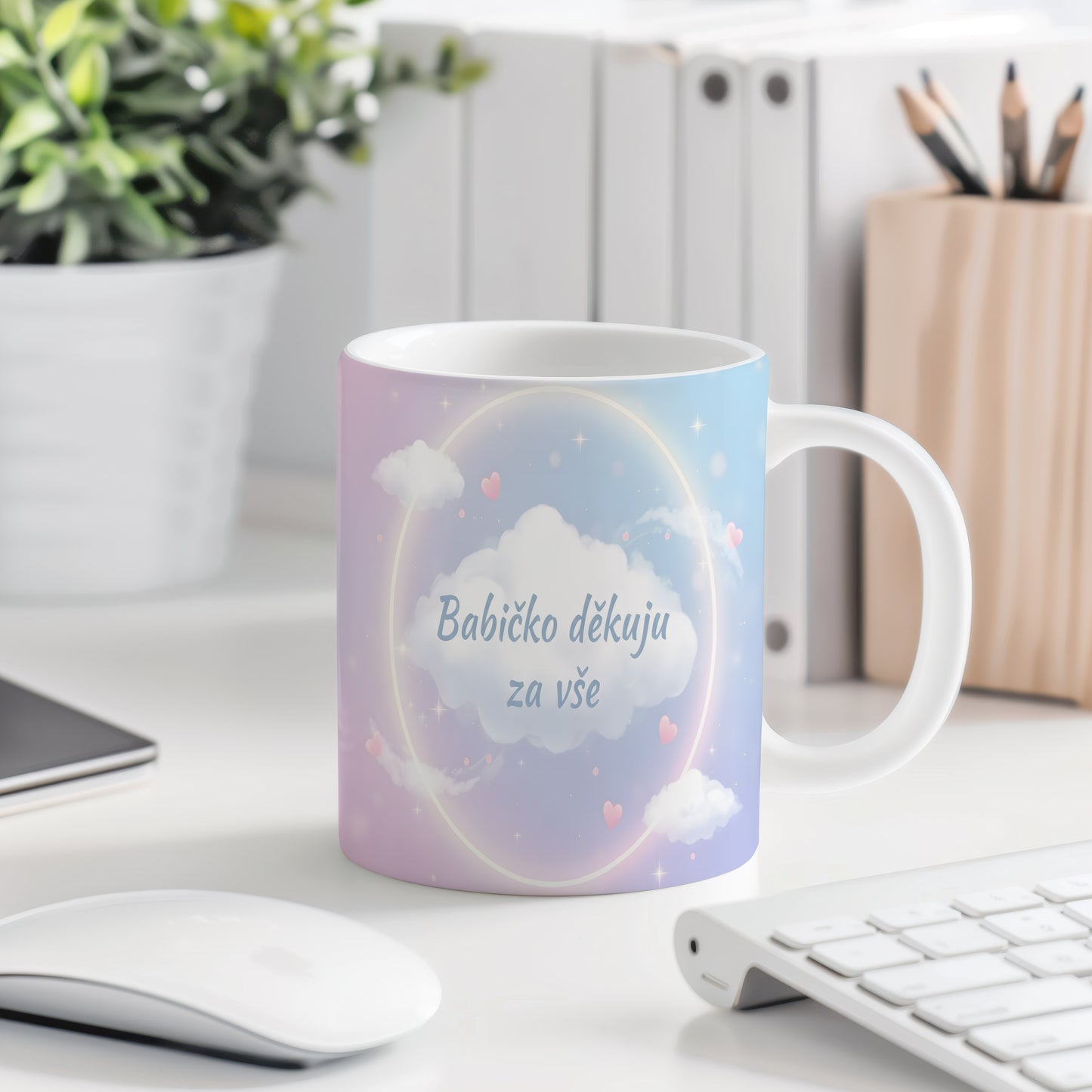 Hrnek s pastelovým motivem mraků a srdíček.