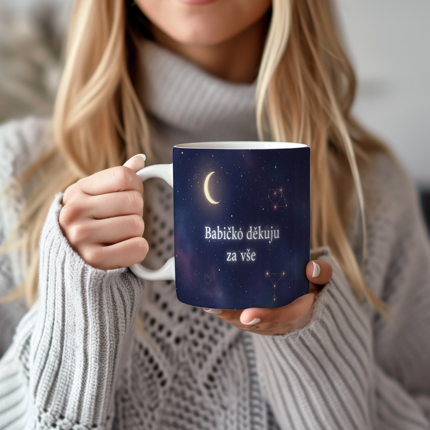 Hrnek s motivem noční oblohy, zlatým měsícem a hvězdami.