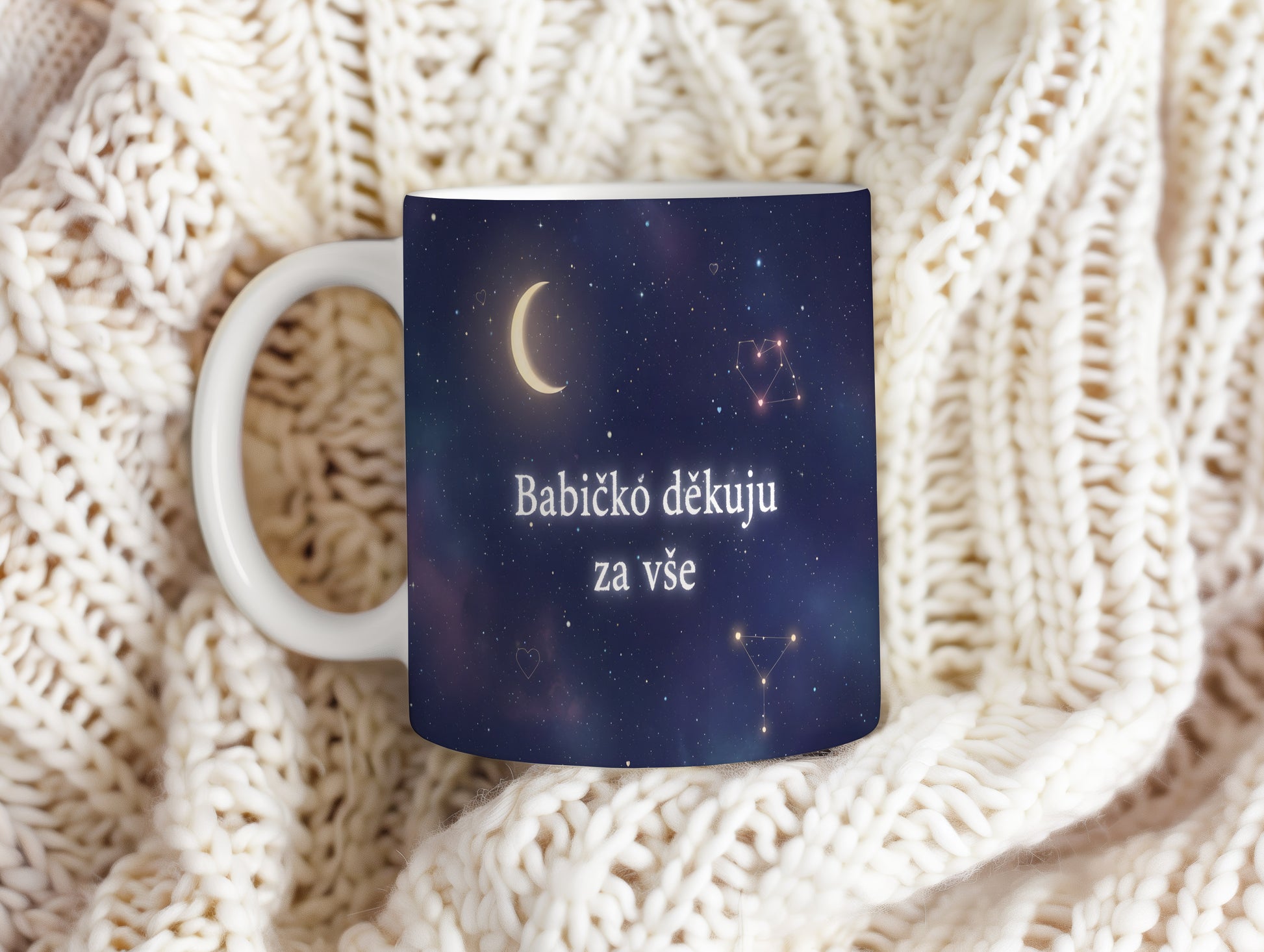 Hrnek s motivem noční oblohy, zlatým měsícem a hvězdami.