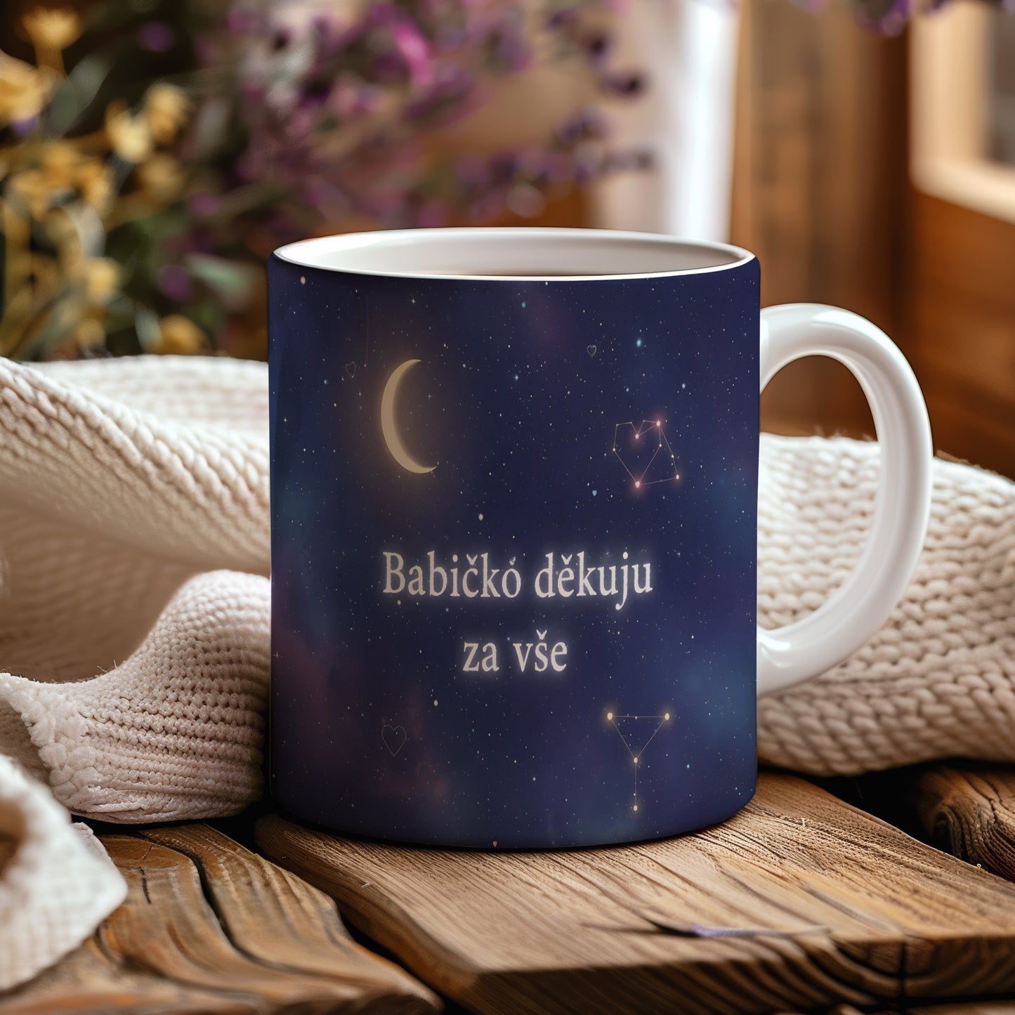 Hrnek s motivem noční oblohy, zlatým měsícem a hvězdami.