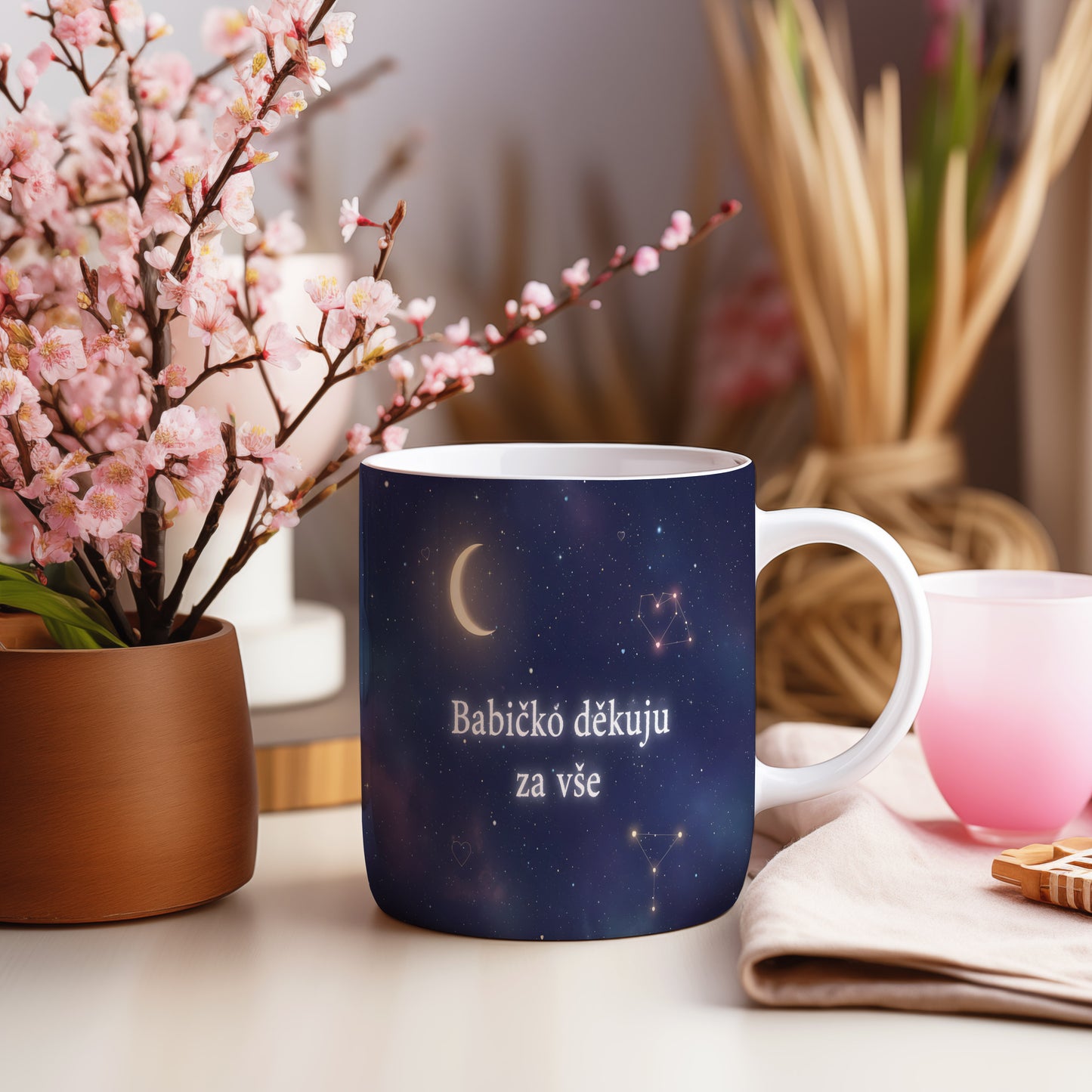Hrnek s motivem noční oblohy, zlatým měsícem a hvězdami.
