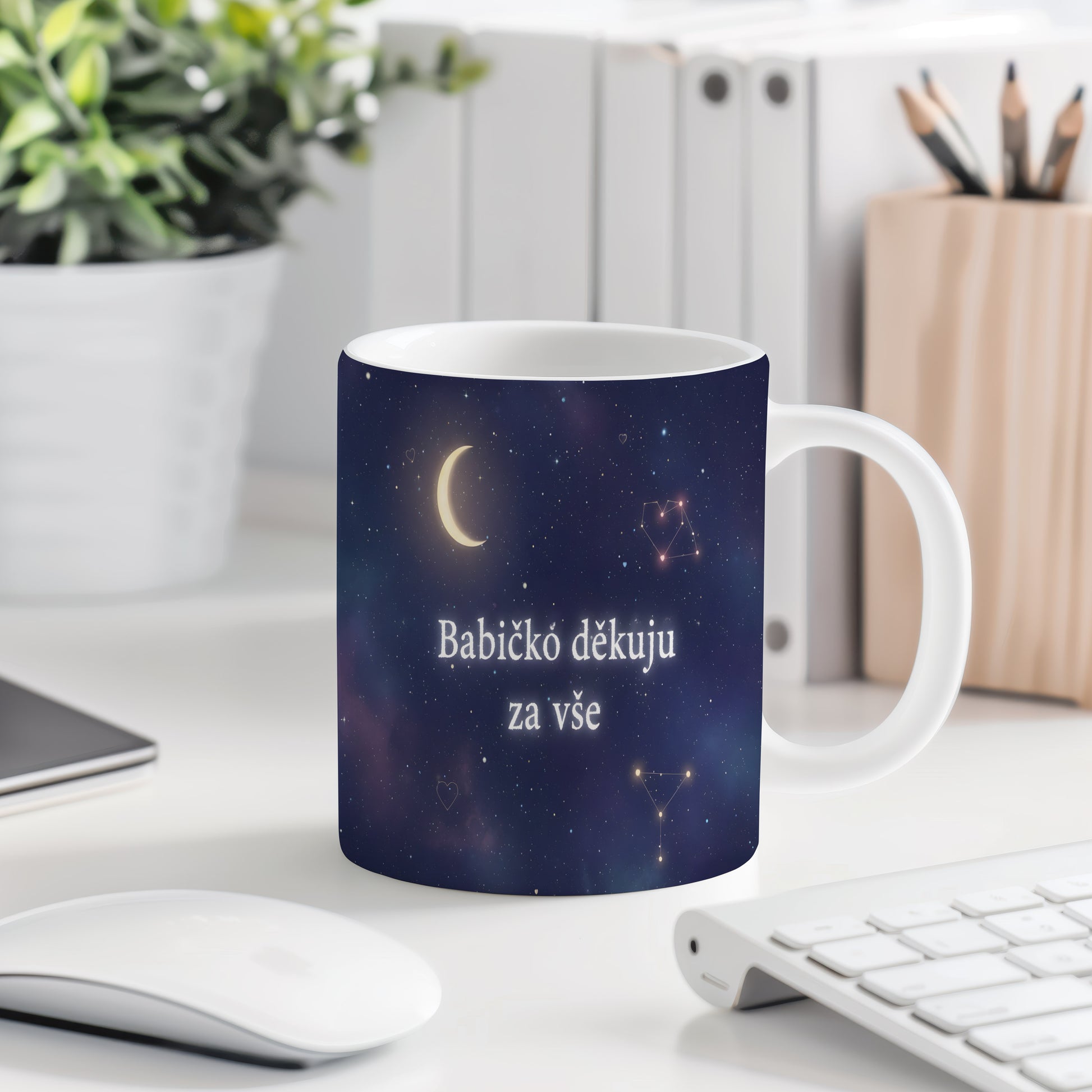 Hrnek s motivem noční oblohy, zlatým měsícem a hvězdami.