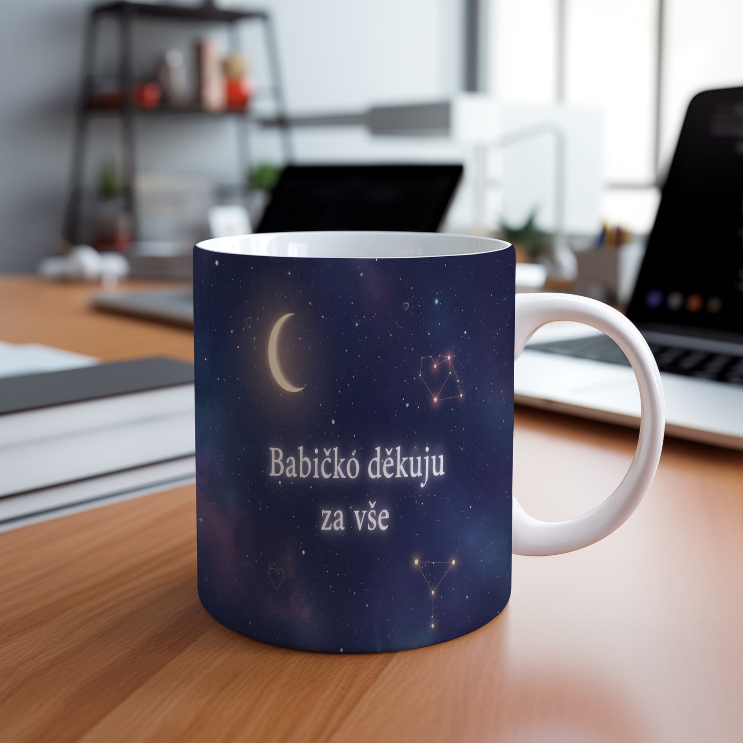 Hrnek s motivem noční oblohy, zlatým měsícem a hvězdami.