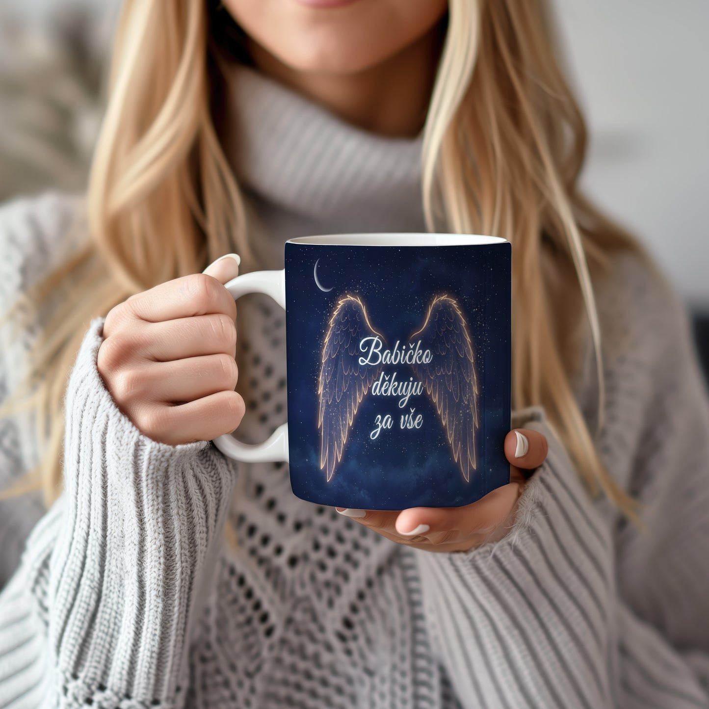 Hrnek s tmavě modrou hvězdnou oblohou a zlatými andělskými křídly.
