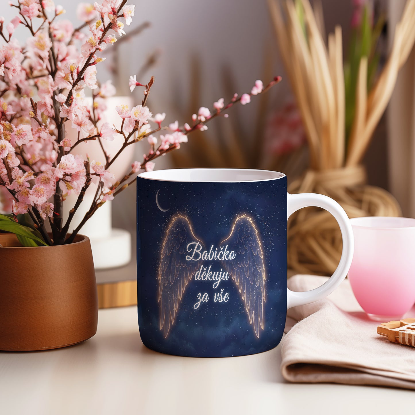 Hrnek s tmavě modrou hvězdnou oblohou a zlatými andělskými křídly.