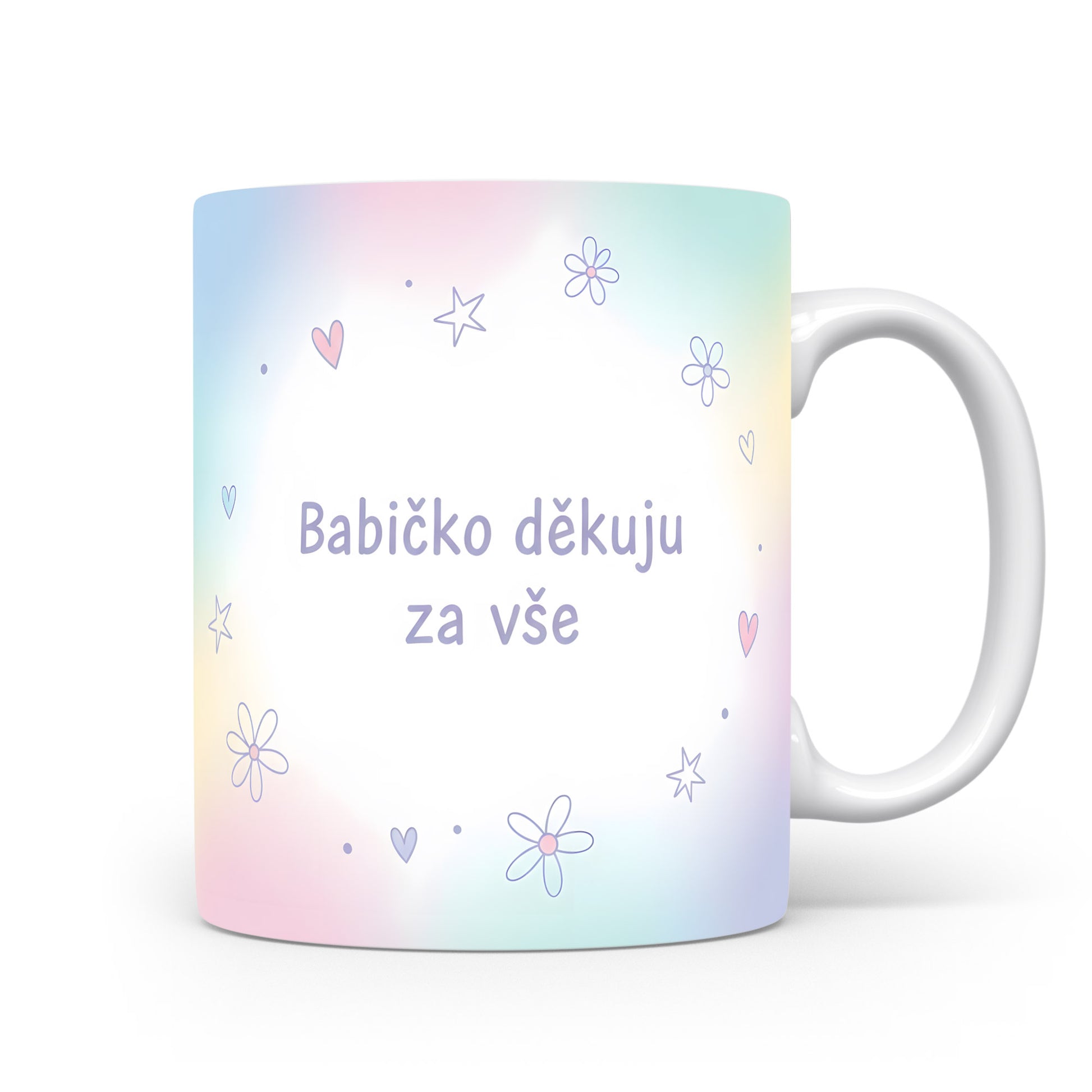 Pastelový hrnek s květinami a srdíčky, věnovaný babičce.