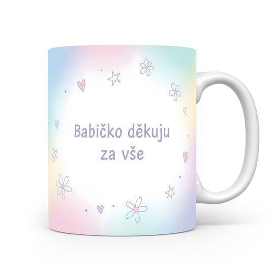 Pastelový hrnek s květinami a srdíčky, věnovaný babičce.