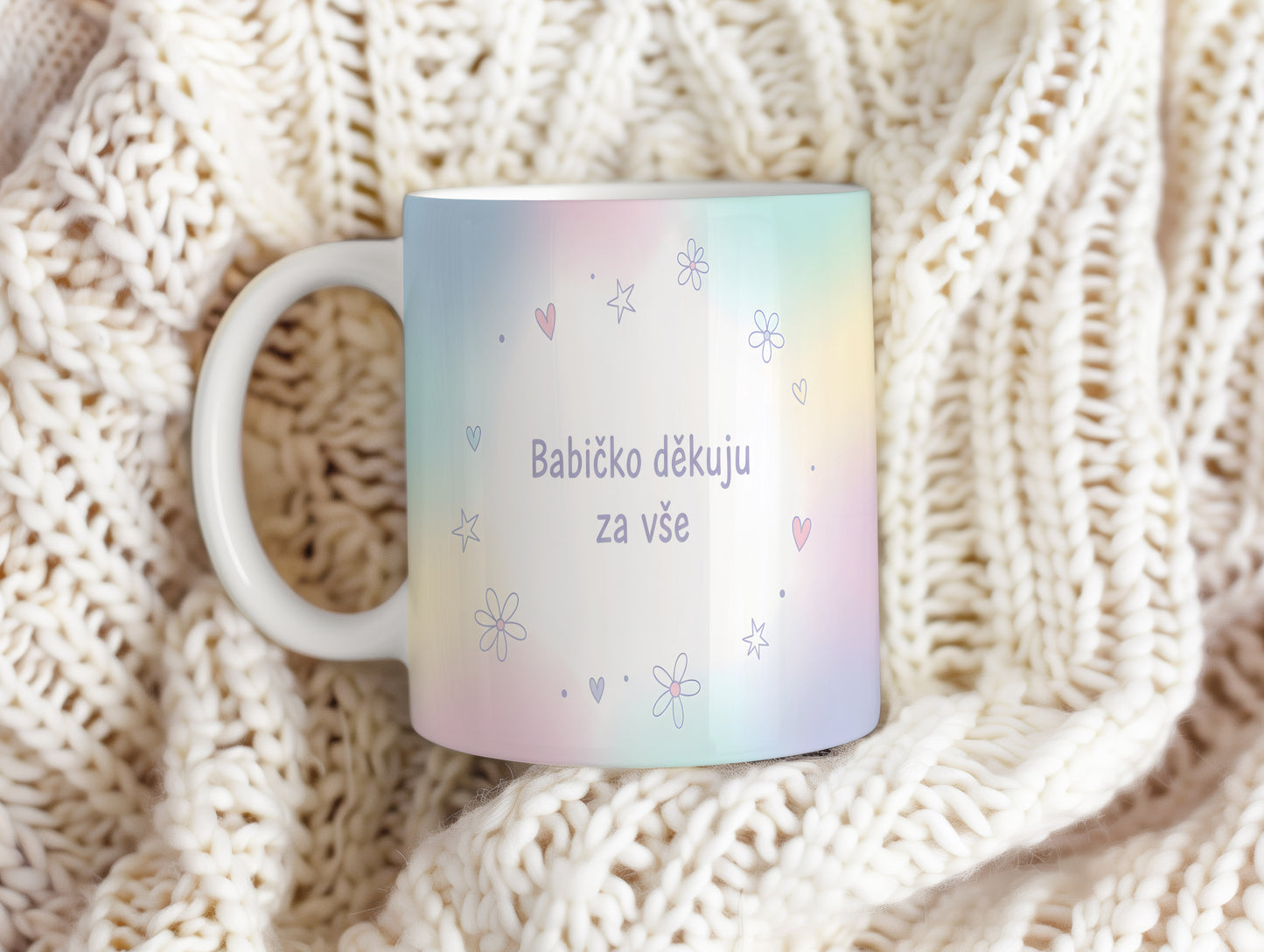 Pastelový hrnek s květinami a srdíčky, věnovaný babičce.