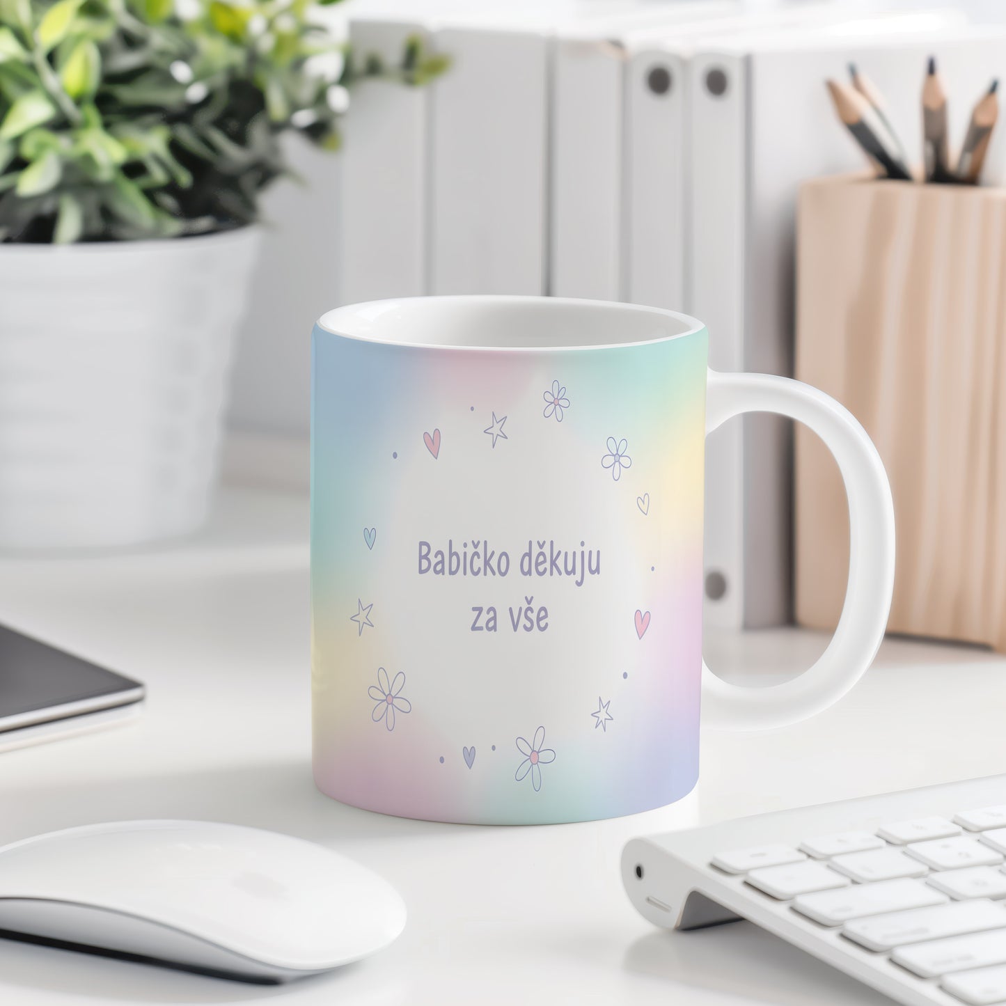 Pastelový hrnek s květinami a srdíčky, věnovaný babičce.