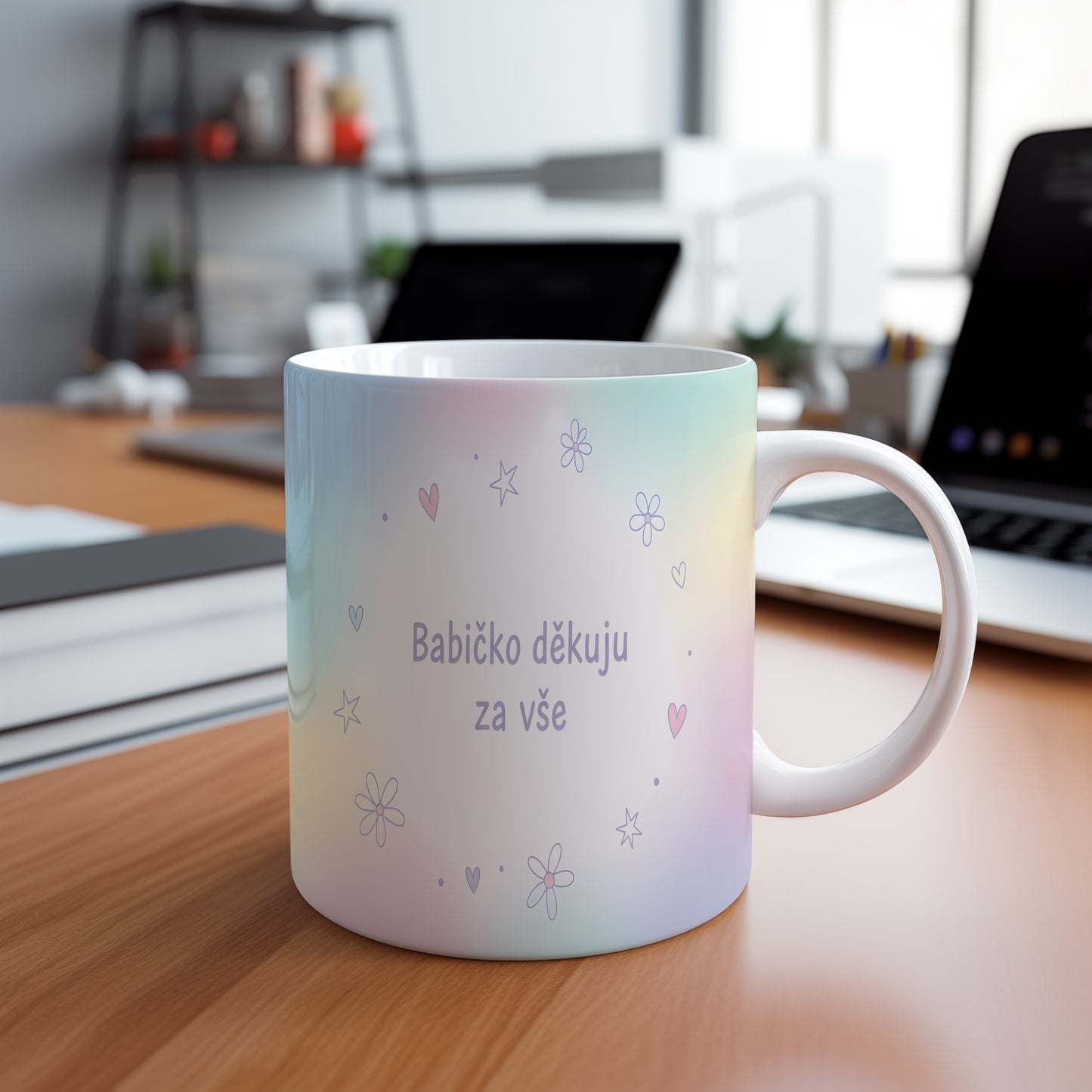Pastelový hrnek s květinami a srdíčky, věnovaný babičce.