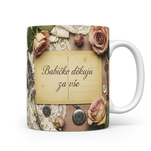 Hrnek s vintage motivem růží, krajky a dřeva.