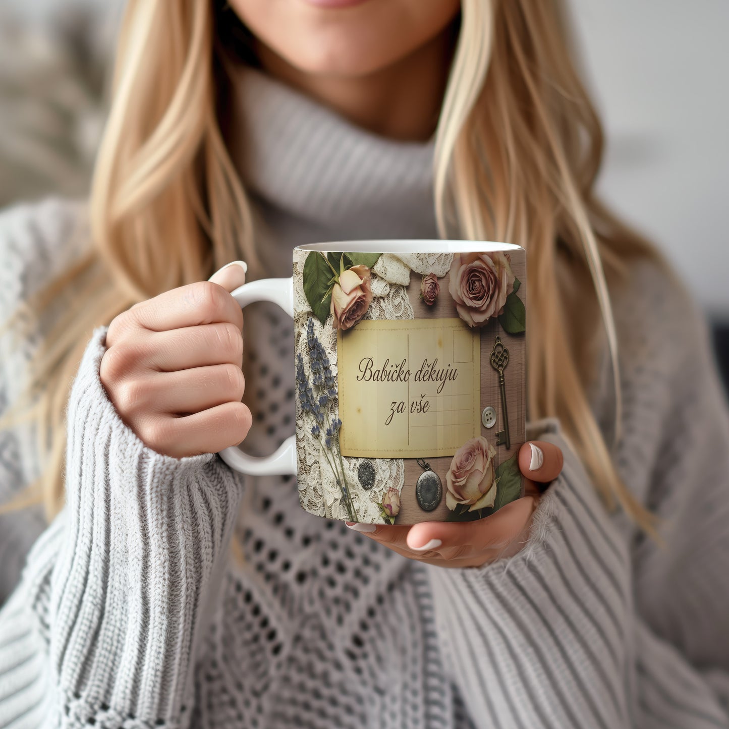 Hrnek s vintage motivem růží, krajky a dřeva.