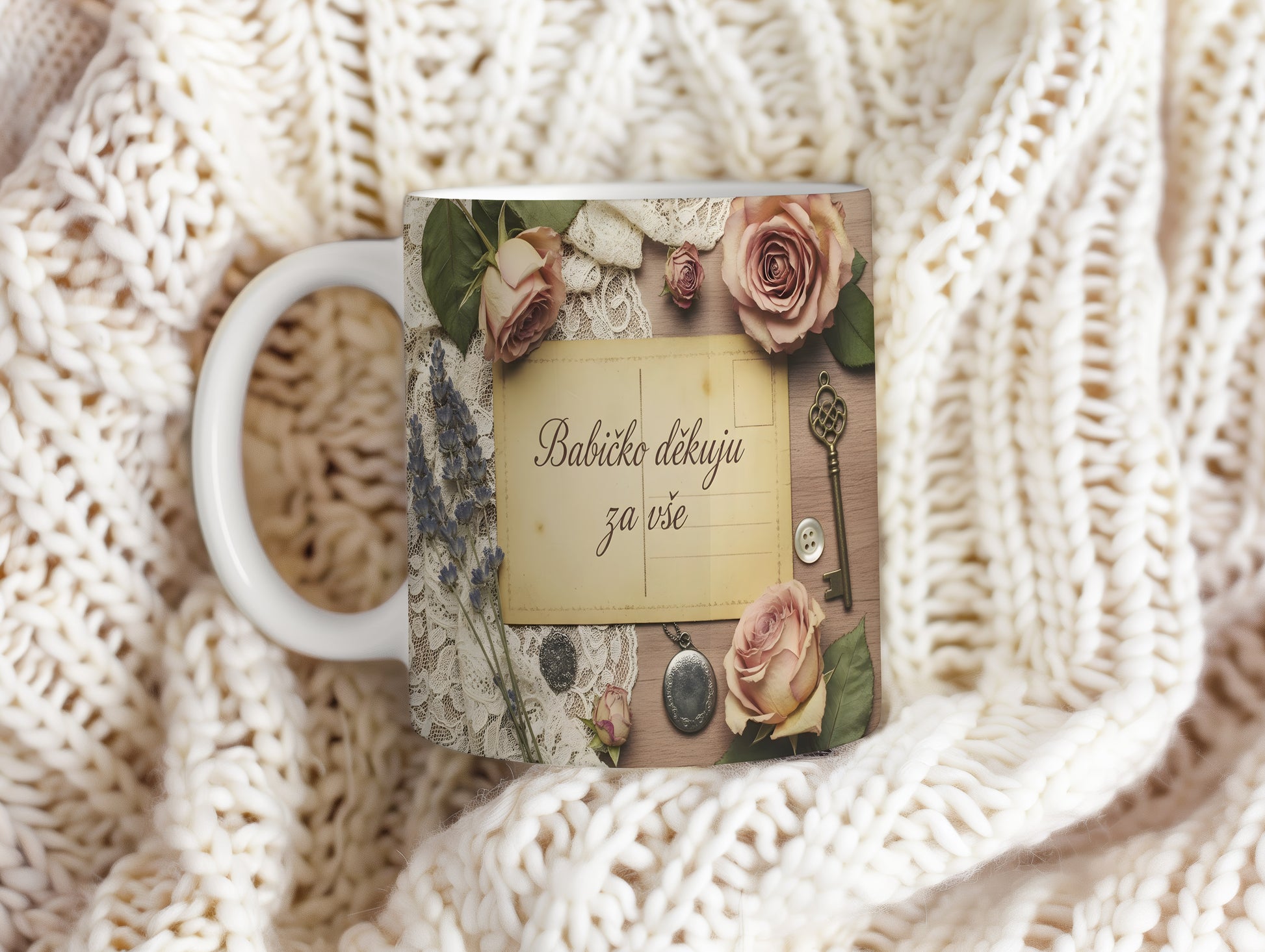 Hrnek s vintage motivem růží, krajky a dřeva.