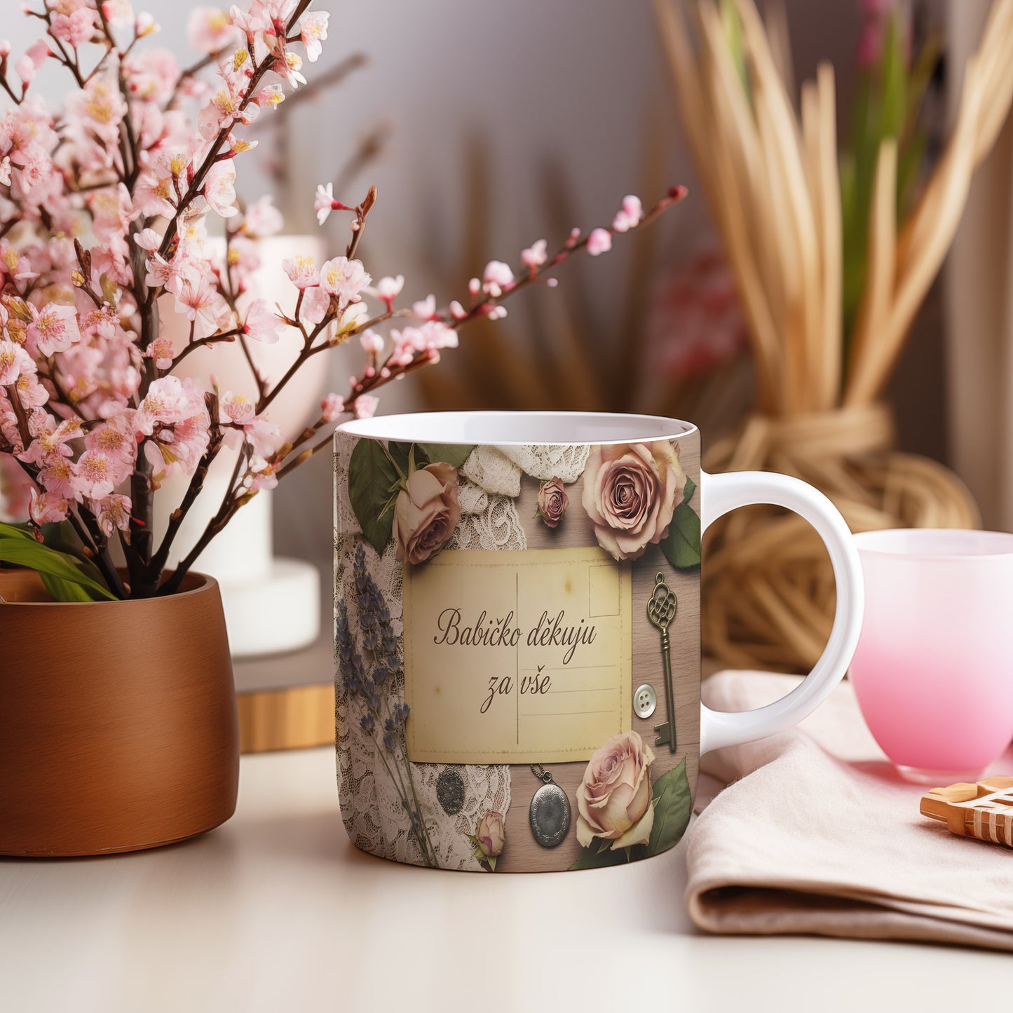 Hrnek s vintage motivem růží, krajky a dřeva.