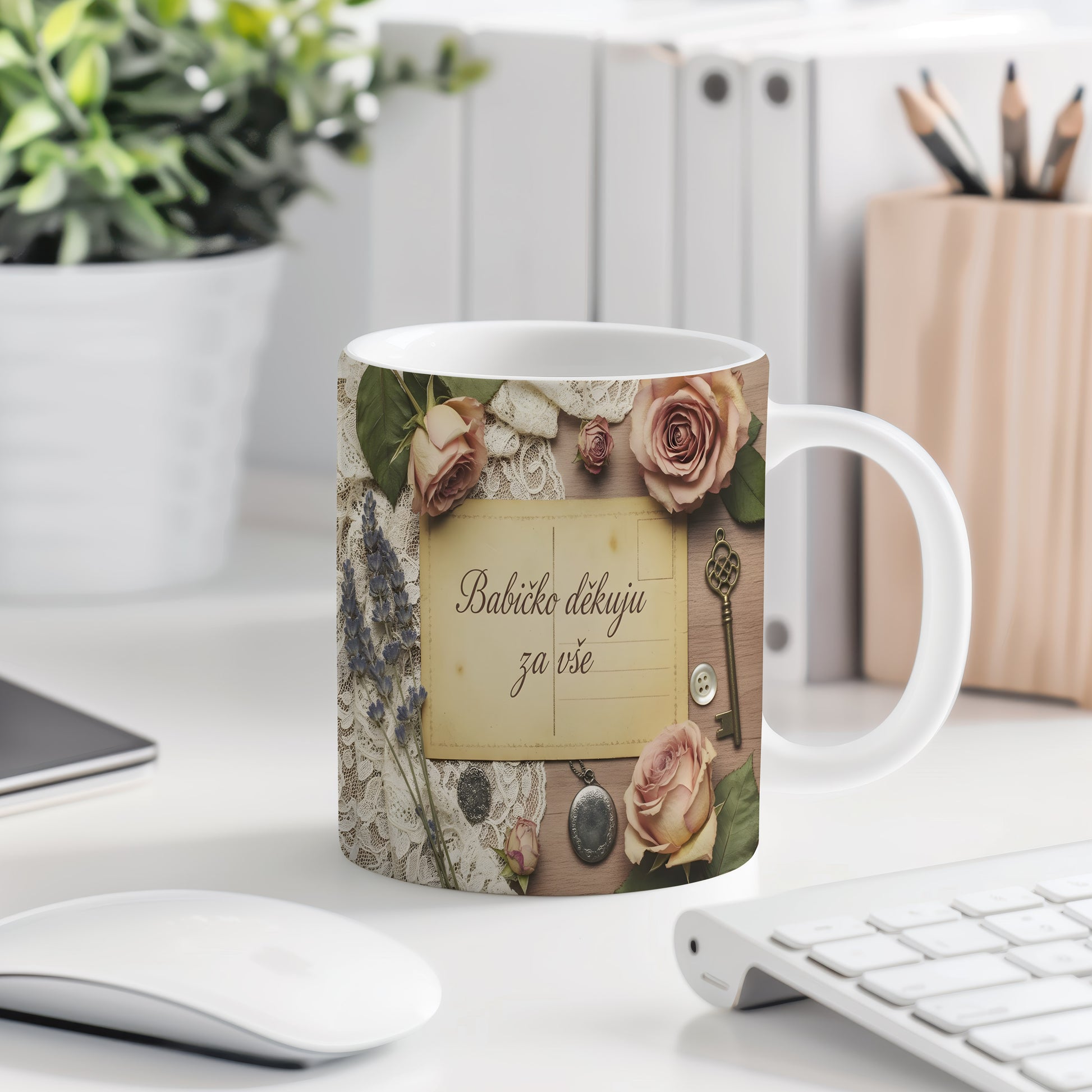 Hrnek s vintage motivem růží, krajky a dřeva.