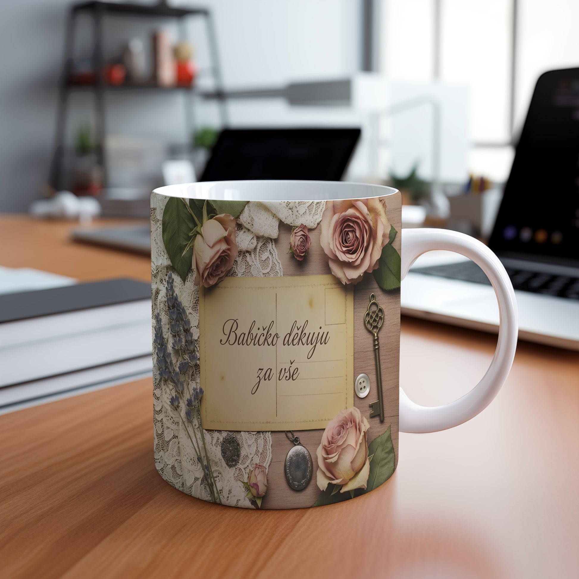Hrnek s vintage motivem růží, krajky a dřeva.