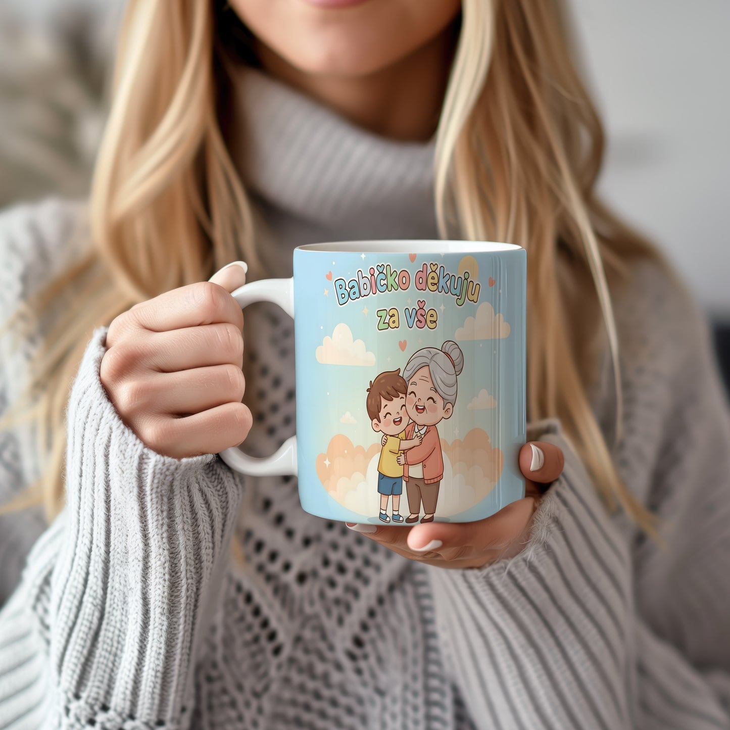 Hrnek s nápisem 'Babičko děkuju za vše', pastelové oblaky a srdíčka.