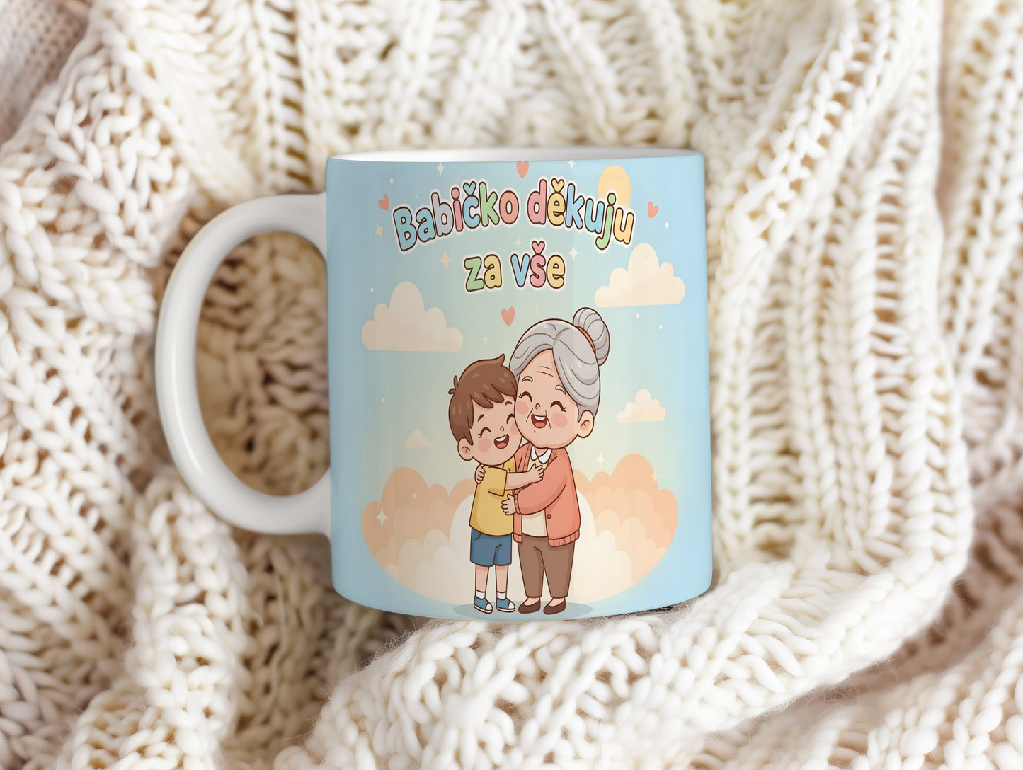 Hrnek s nápisem 'Babičko děkuju za vše', pastelové oblaky a srdíčka.