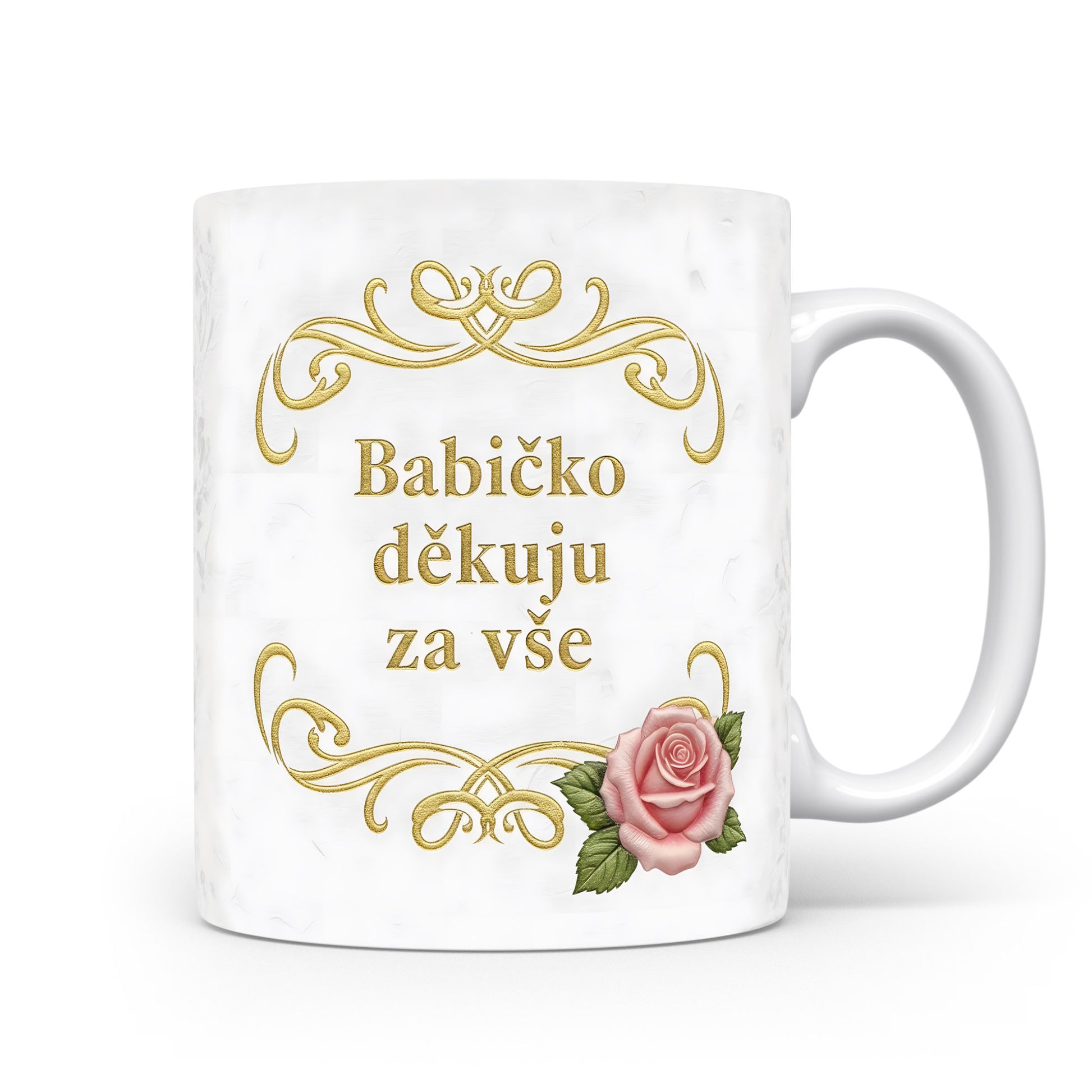 Hrnek s růžovými květy a zlatým textem na mramorovém pozadí.