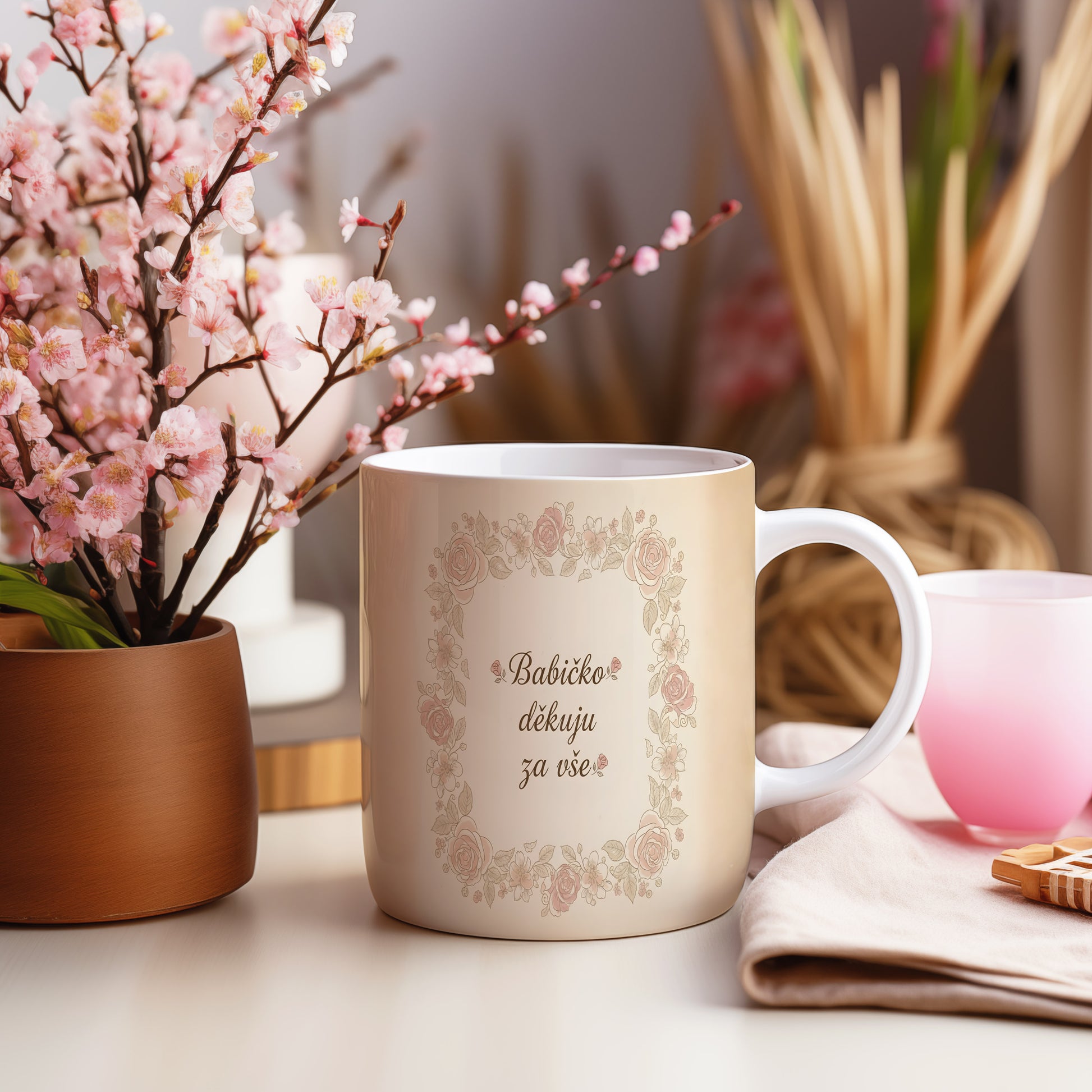 Béžový hrnek s růžovými květinami a nápisem Babičko děkuju za vše.