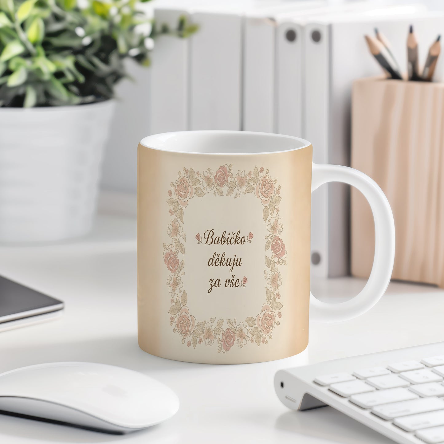 Béžový hrnek s růžovými květinami a nápisem Babičko děkuju za vše.