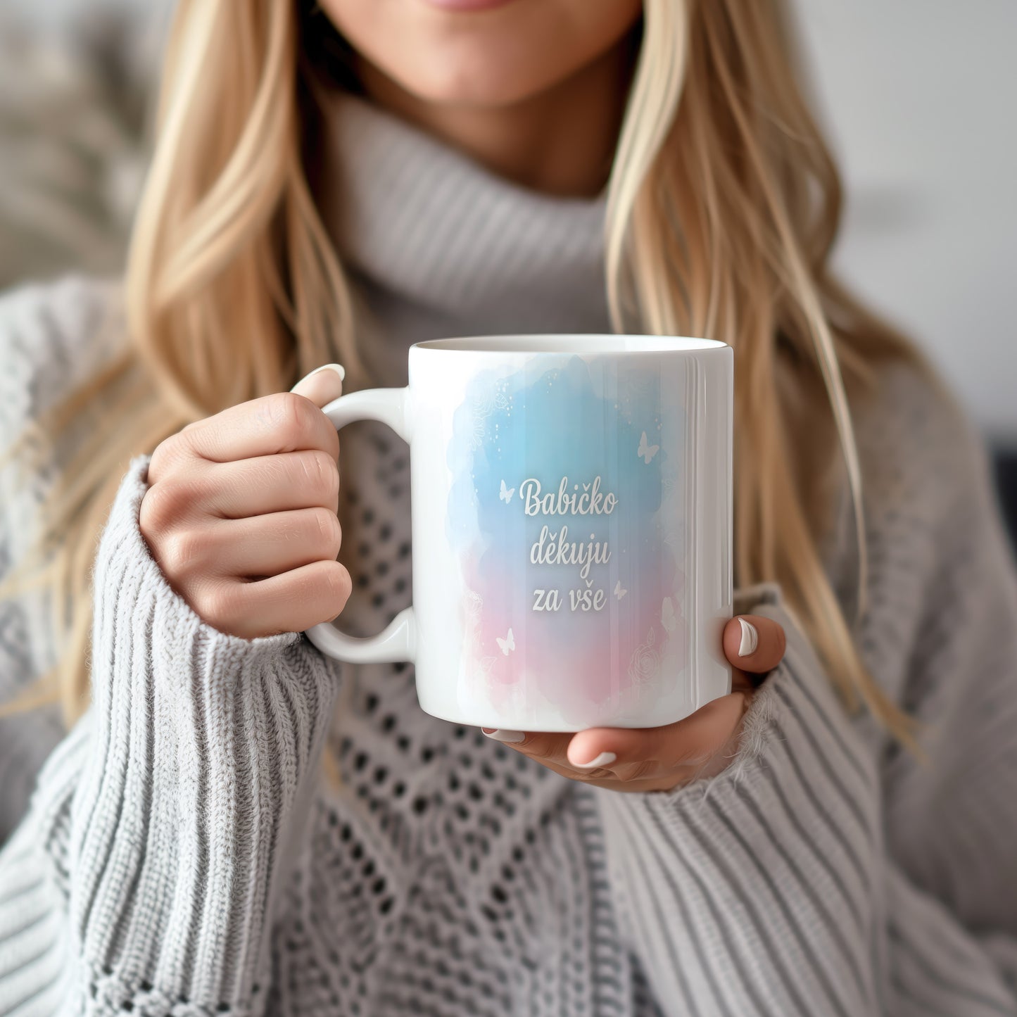 Hrnek s akvarelovým pozadím a motivem motýlů a květin.