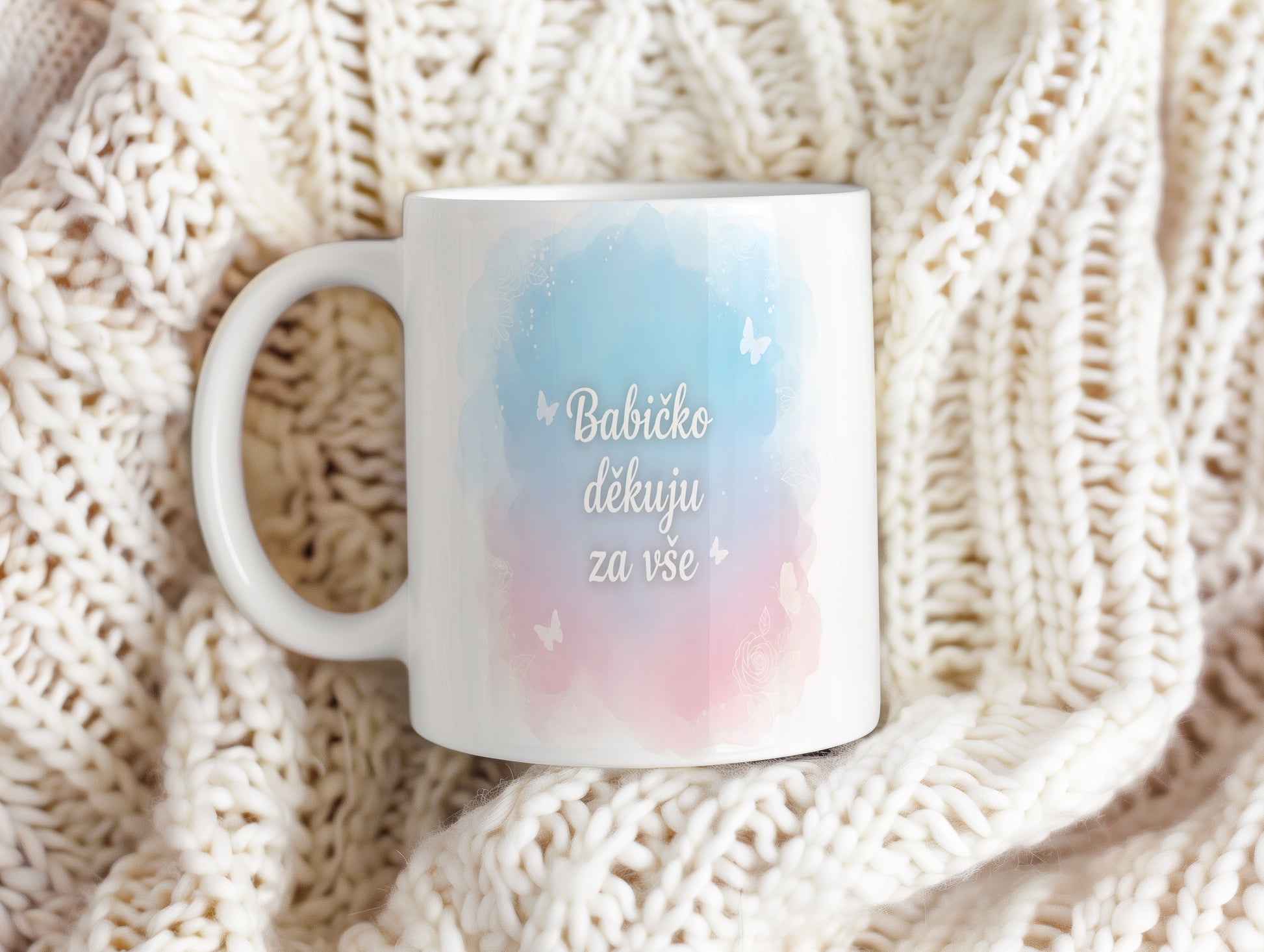 Hrnek s akvarelovým pozadím a motivem motýlů a květin.