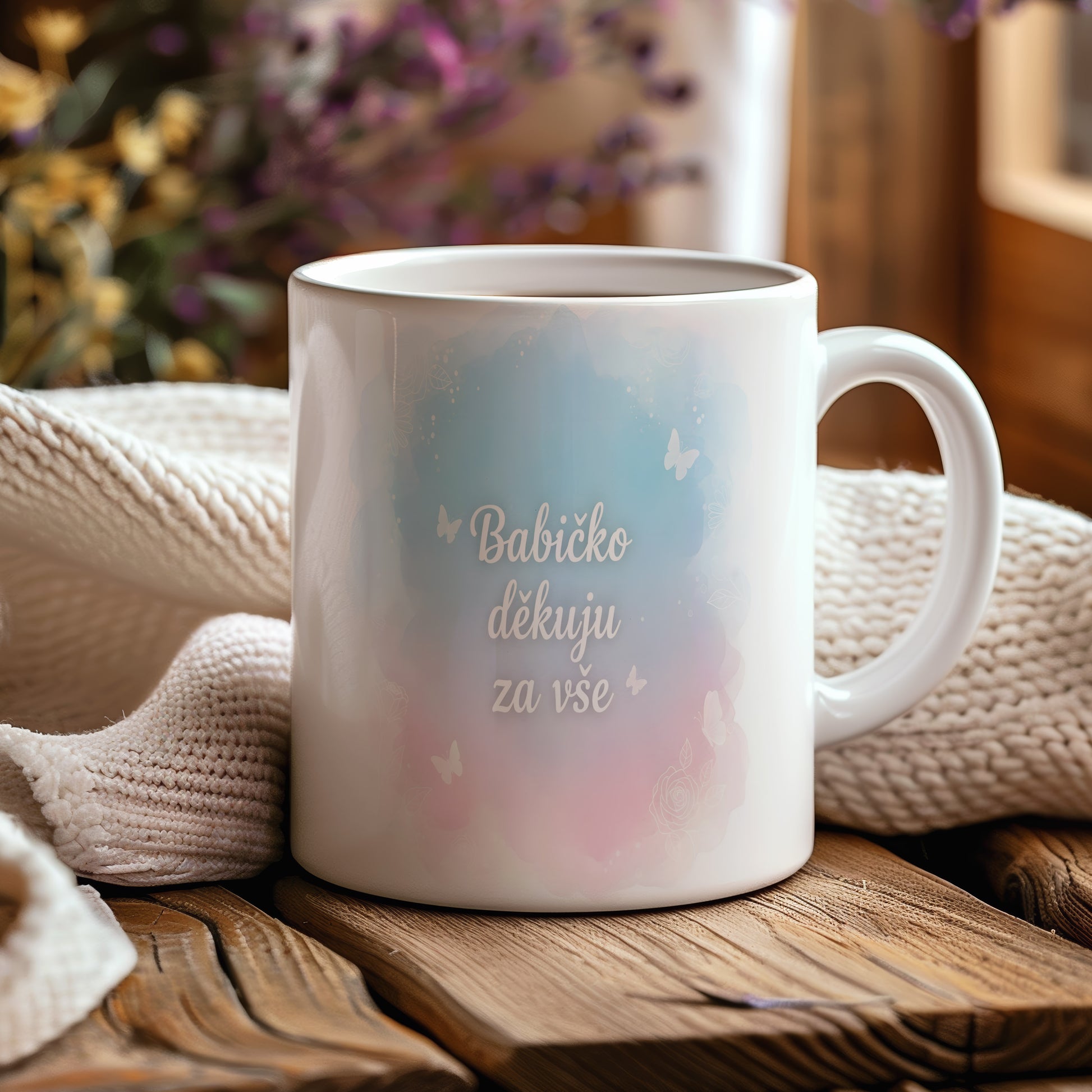 Hrnek s akvarelovým pozadím a motivem motýlů a květin.