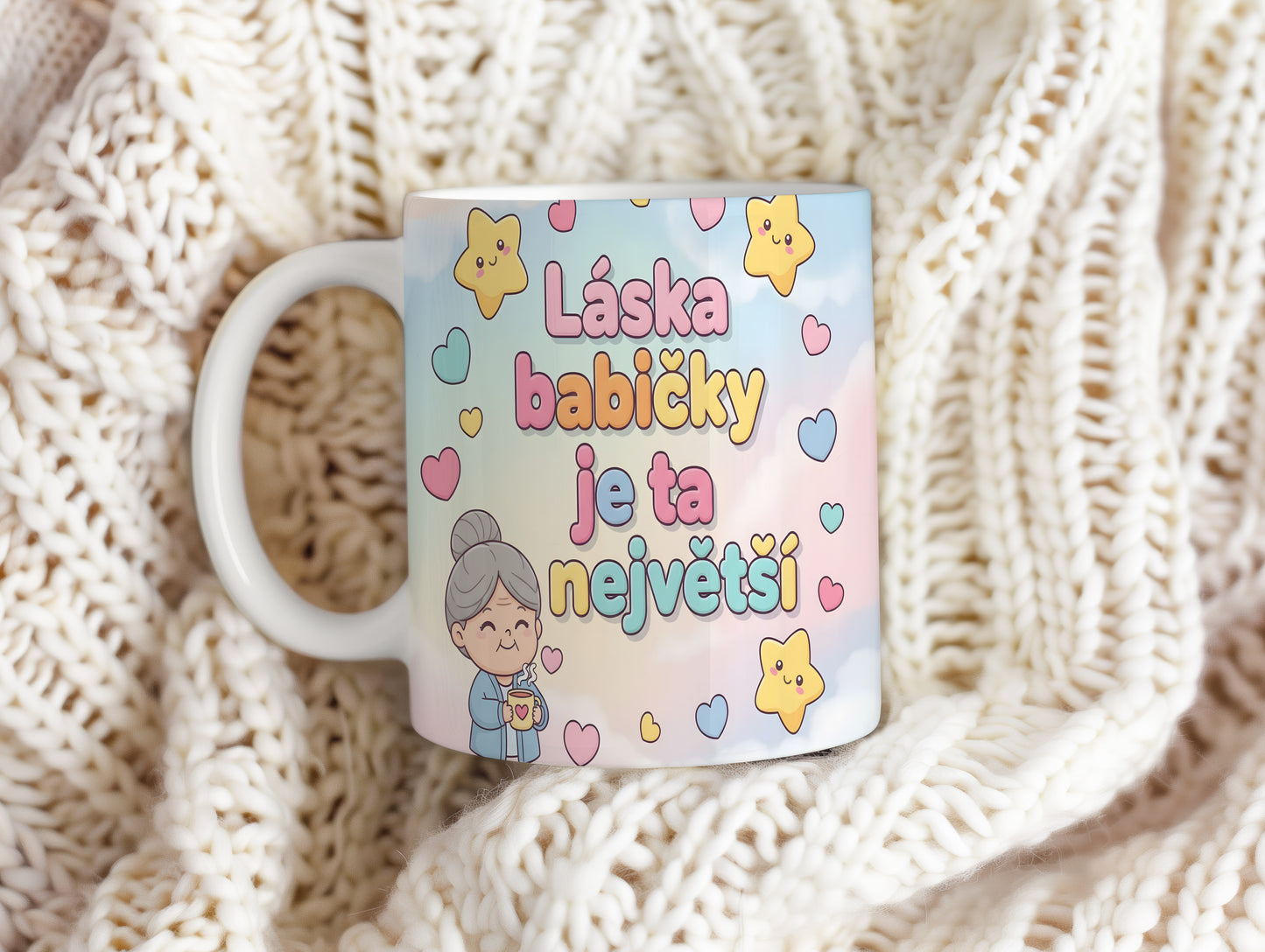 Pastelový hrnek s nápisem a motivy hvězd a srdcí.