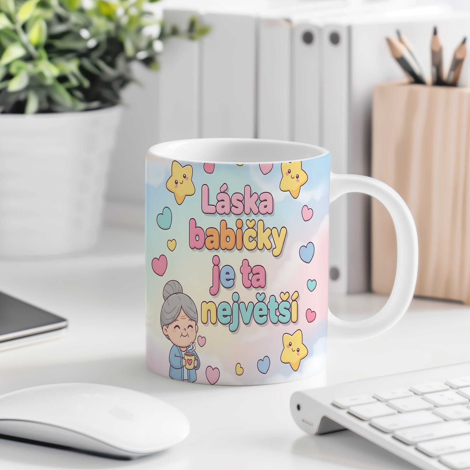 Pastelový hrnek s nápisem a motivy hvězd a srdcí.