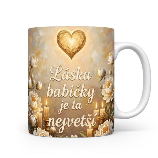Hrnek s nápisem 'Láska babičky je ta největší', zdobený srdcem a květinami.