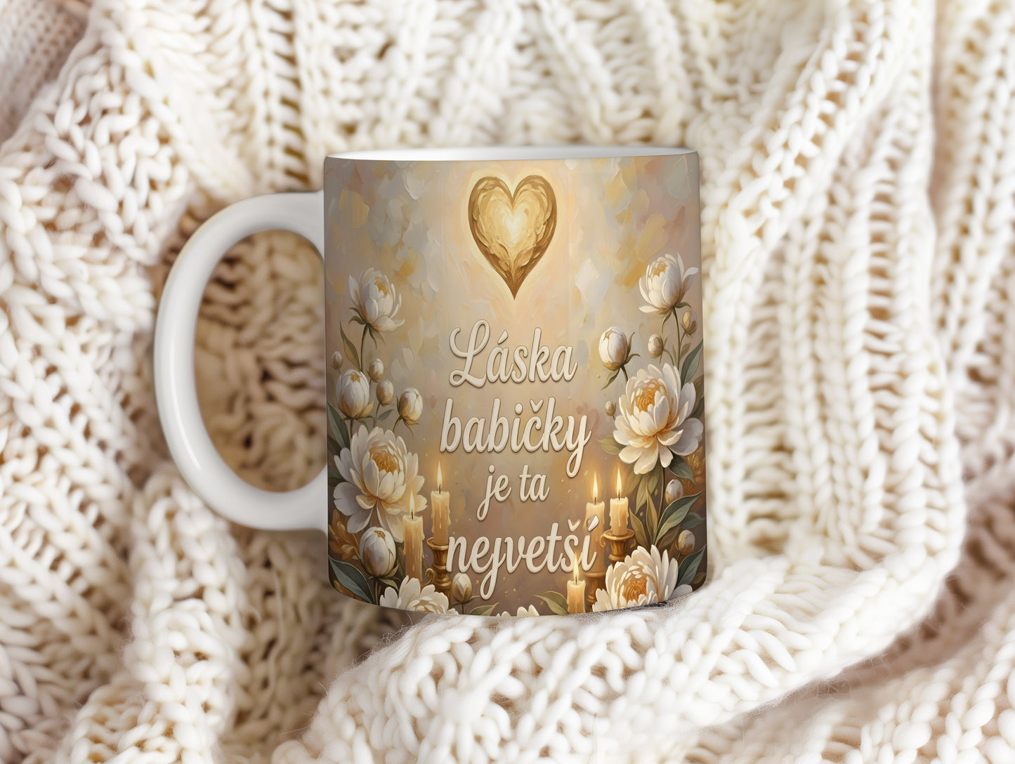 Hrnek s nápisem 'Láska babičky je ta největší', zdobený srdcem a květinami.
