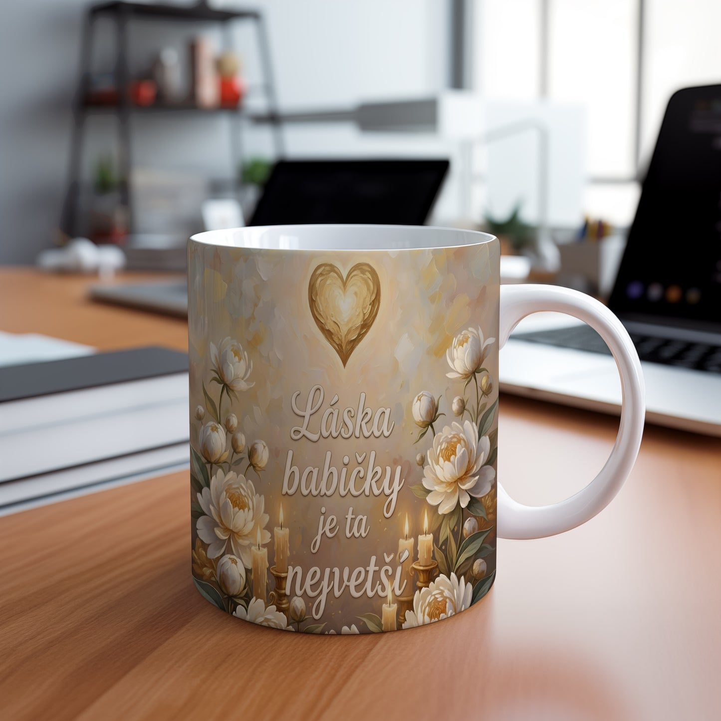 Hrnek s nápisem 'Láska babičky je ta největší', zdobený srdcem a květinami.