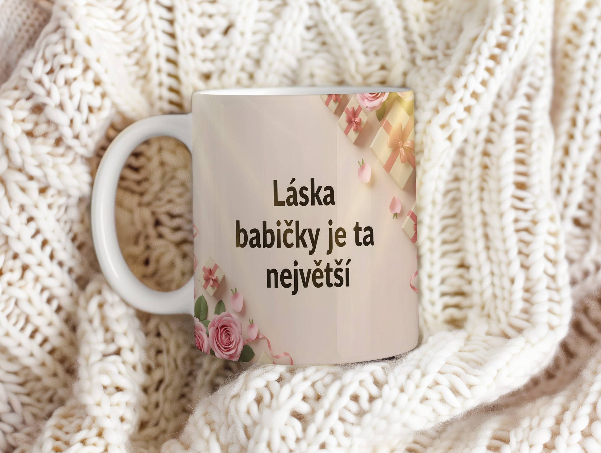 Hrnek s růžovými růžemi a dárky na pastelovém pozadí.