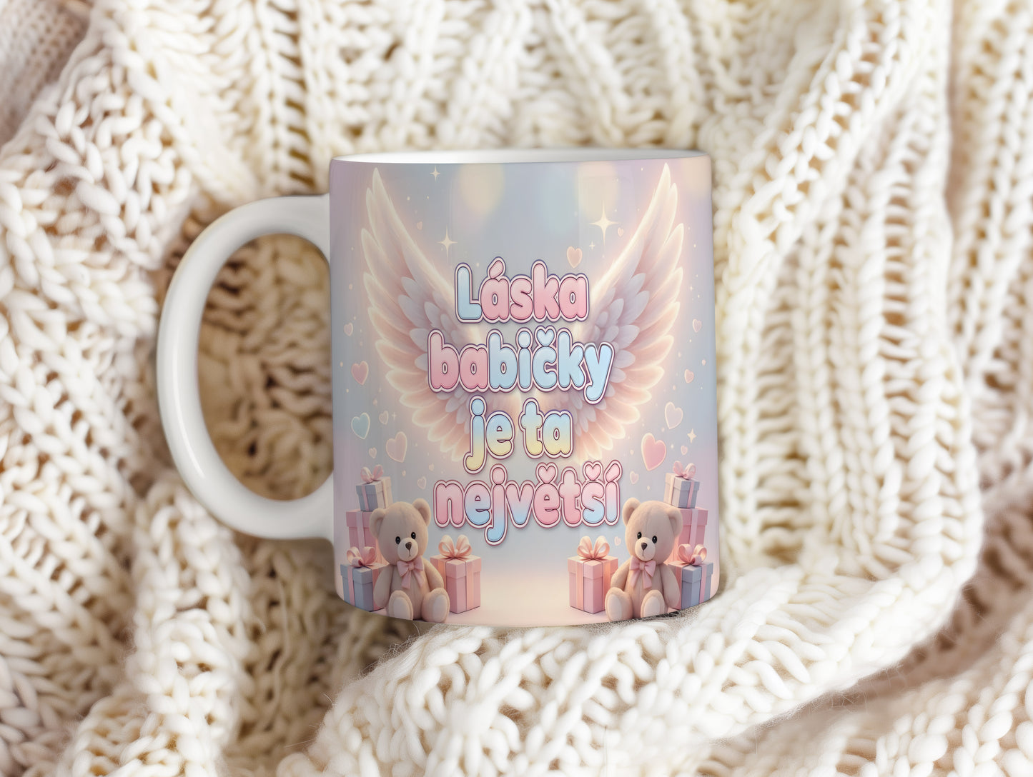 Hrnek s pastelovými křídly, srdíčky a medvídky.