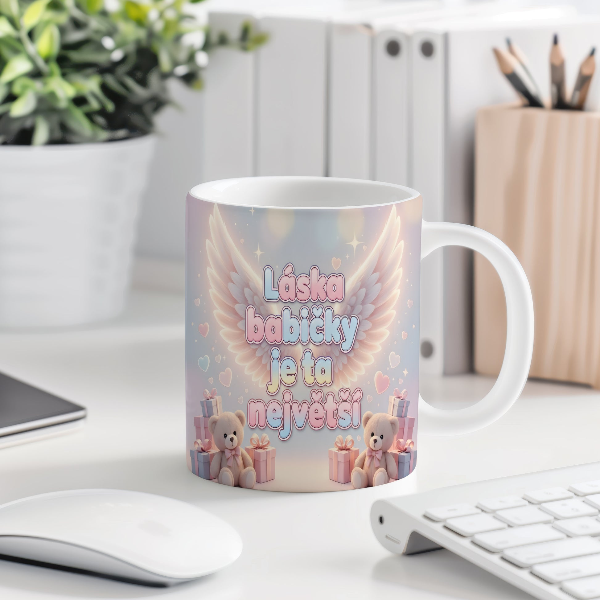 Hrnek s pastelovými křídly, srdíčky a medvídky.