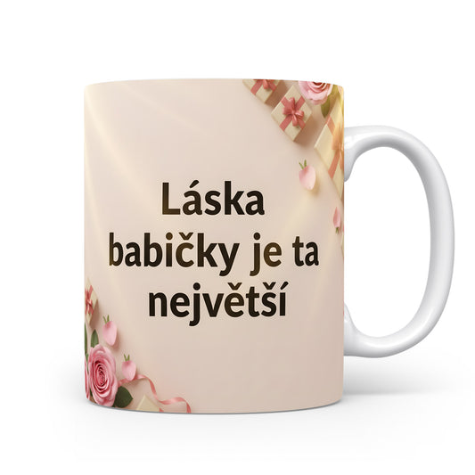 Hrnek s růžemi a dárky na krémovém pozadí.