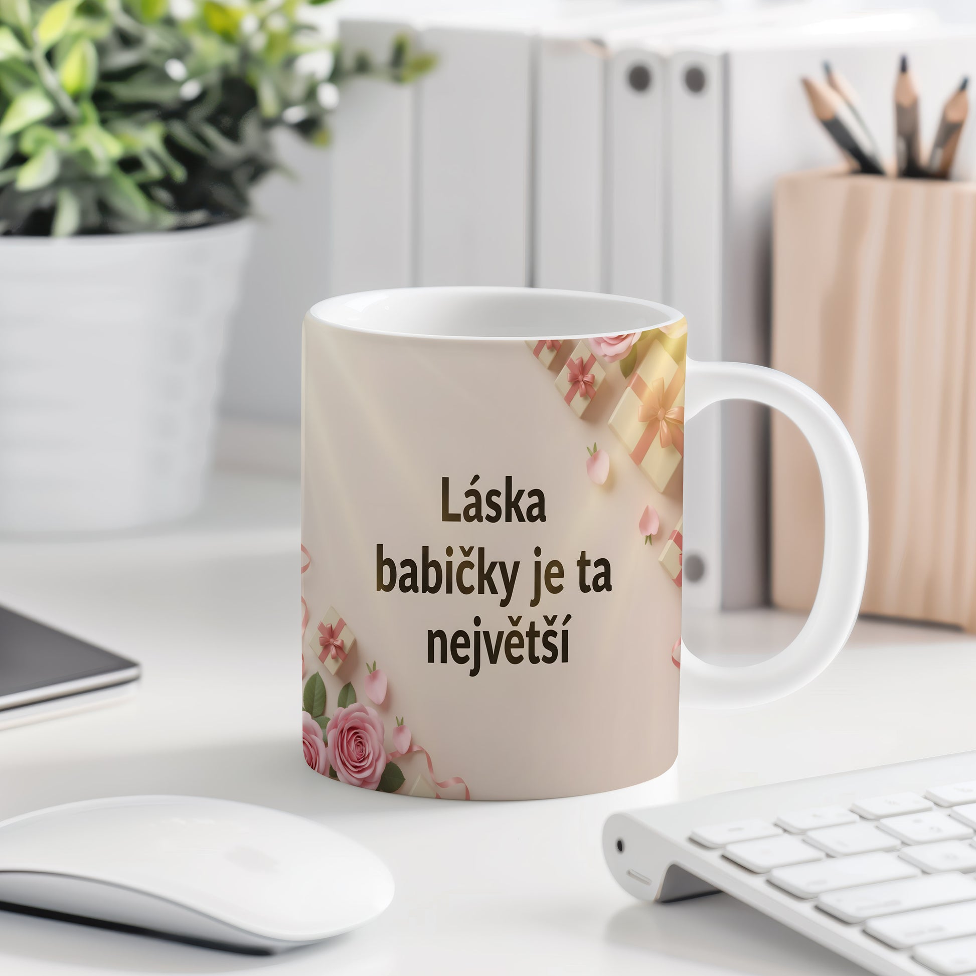 Hrnek s růžemi a dárky na krémovém pozadí.