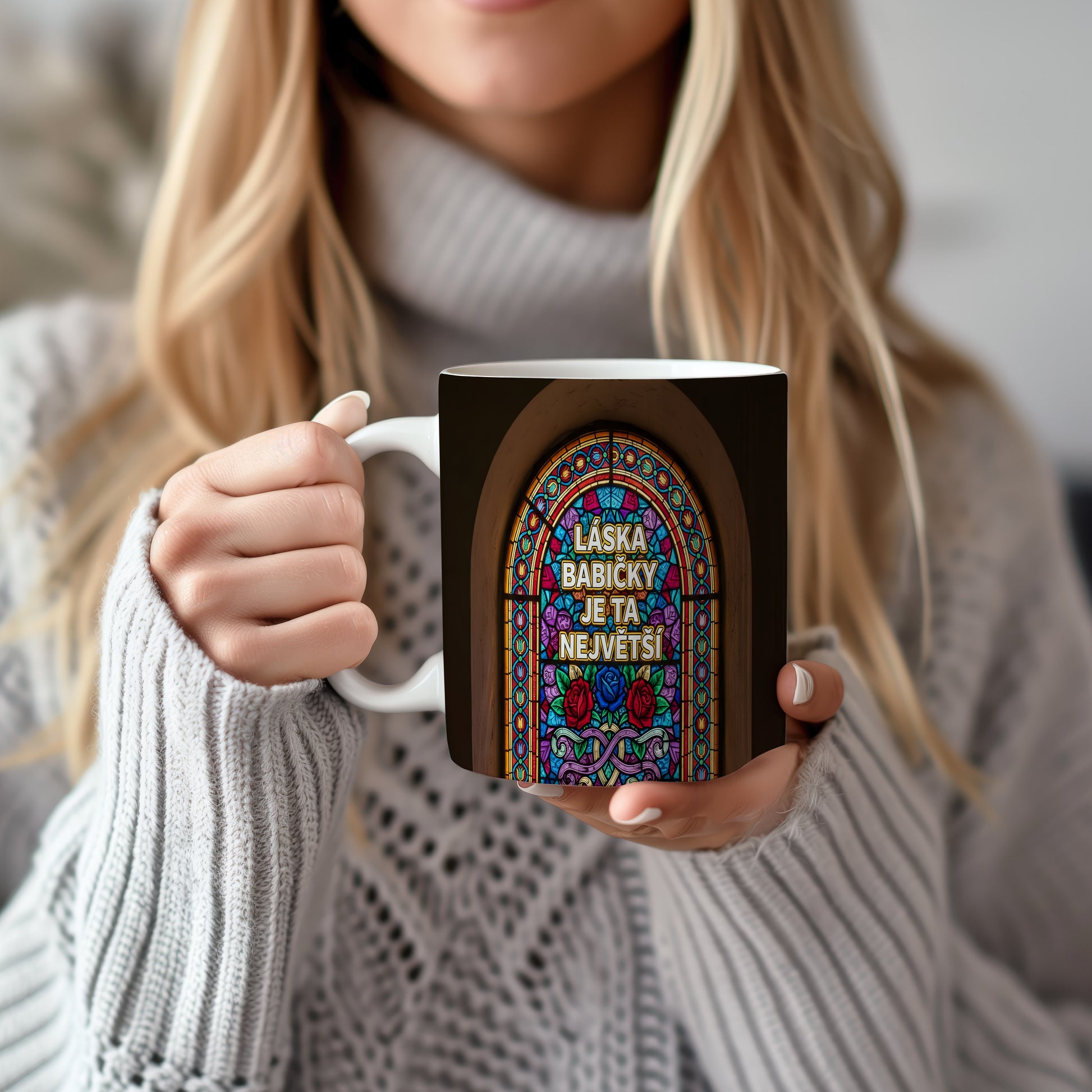 Hrnek s vitrážovým designem a květinovými ornamenty.