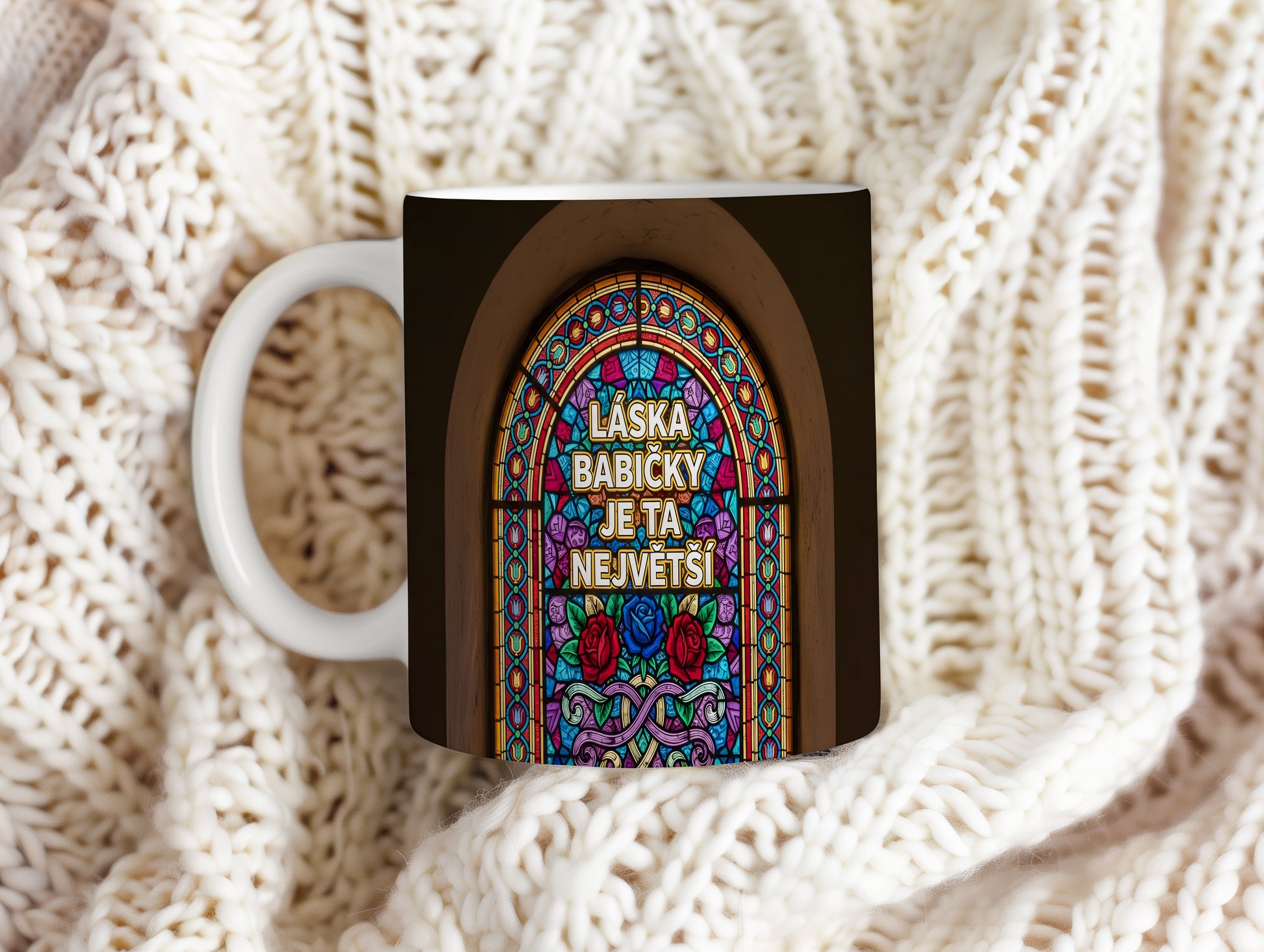 Hrnek s vitrážovým designem a květinovými ornamenty.