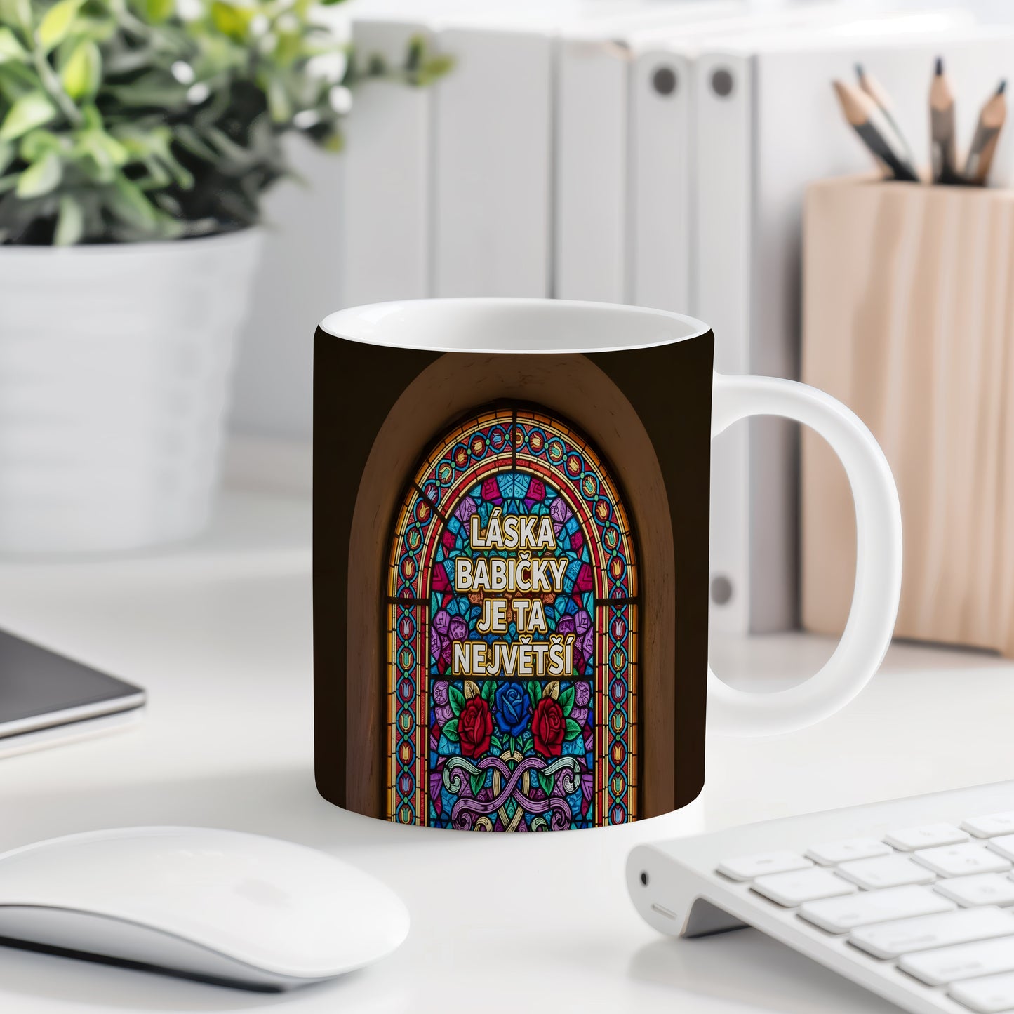 Hrnek s vitrážovým designem a květinovými ornamenty.