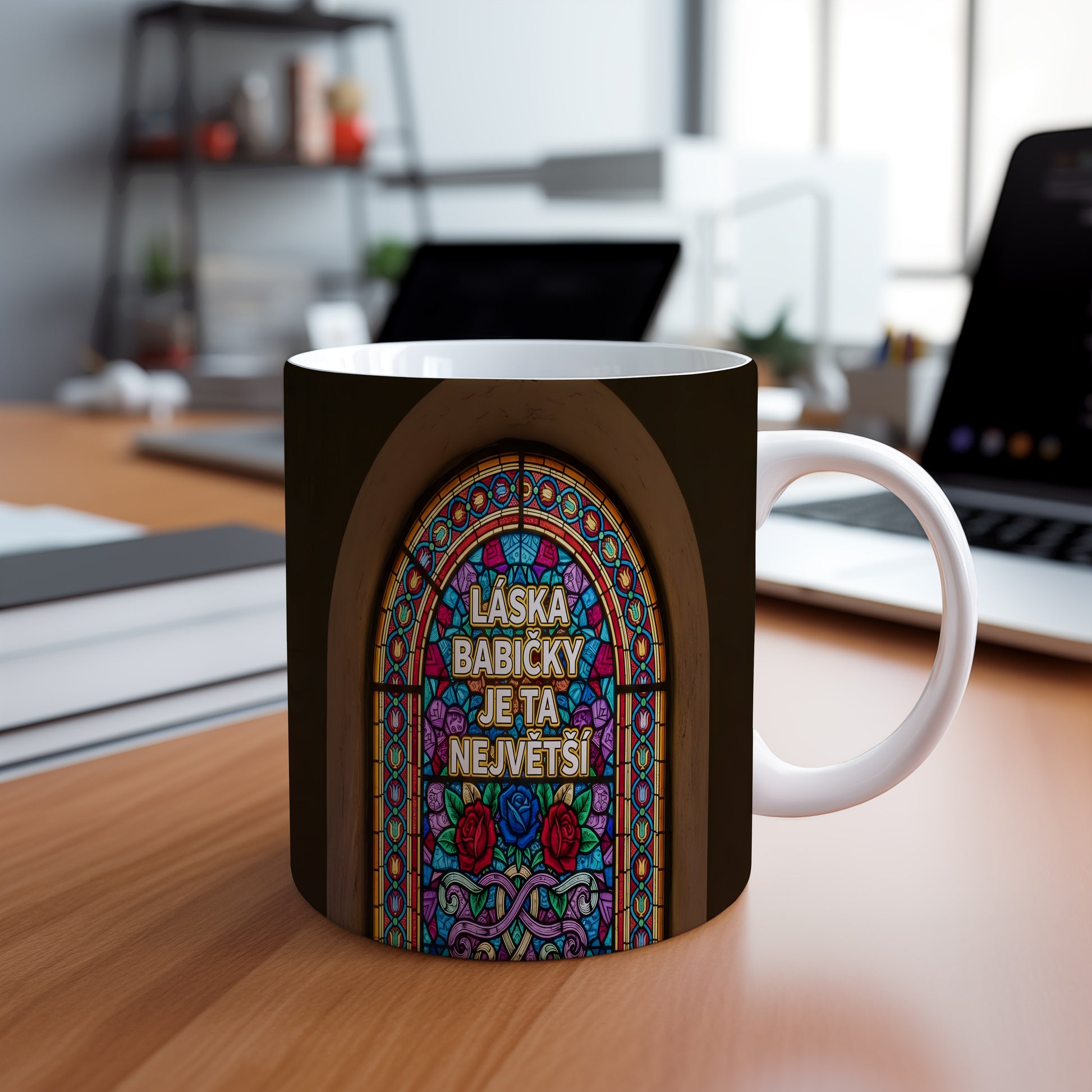 Hrnek s vitrážovým designem a květinovými ornamenty.