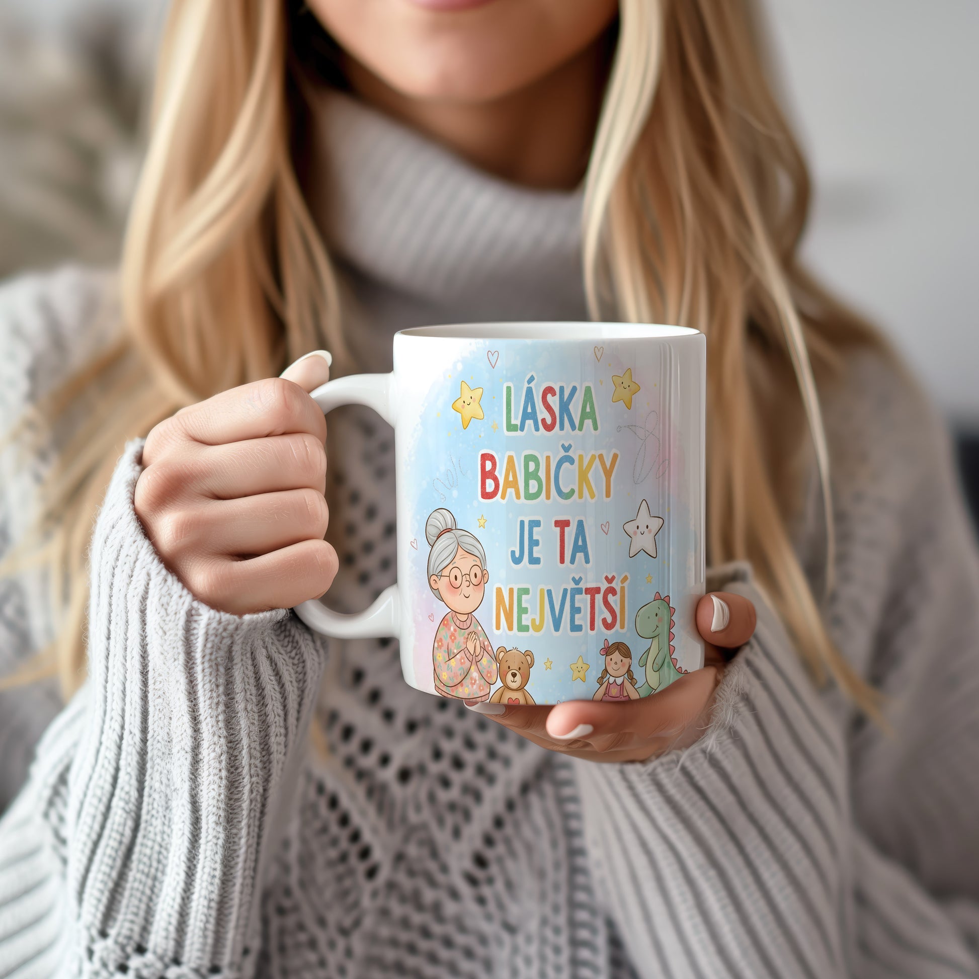 Hravý hrnek s nápisem LÁSKA BABIČKY JE TA NEJVĚTŠÍ a barevnými hvězdami.