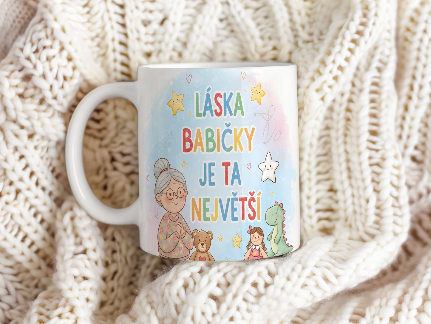 Hravý hrnek s nápisem LÁSKA BABIČKY JE TA NEJVĚTŠÍ a barevnými hvězdami.