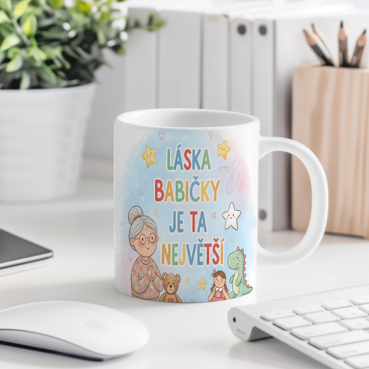 Hravý hrnek s nápisem LÁSKA BABIČKY JE TA NEJVĚTŠÍ a barevnými hvězdami.