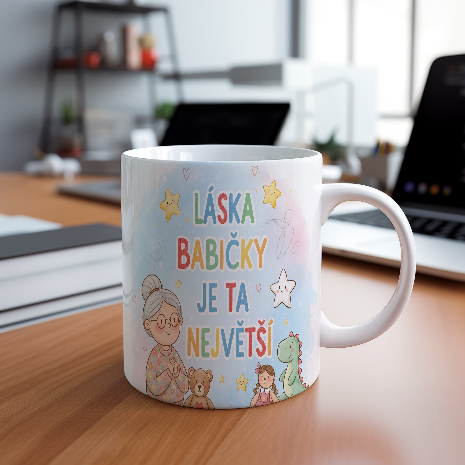 Hravý hrnek s nápisem LÁSKA BABIČKY JE TA NEJVĚTŠÍ a barevnými hvězdami.
