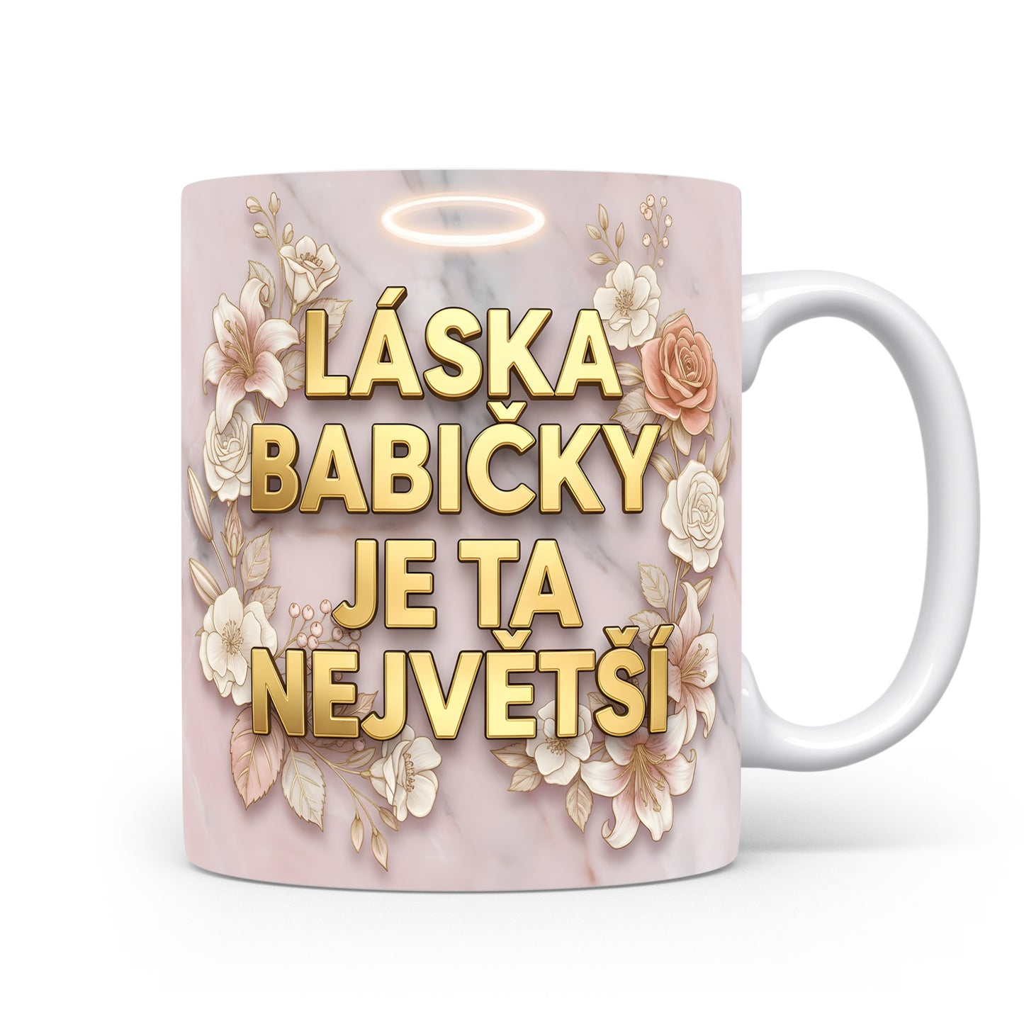Hrnek s nápisem LÁSKA BABIČKY JE TA NEJVĚTŠÍ na mramorovém pozadí s květinami.