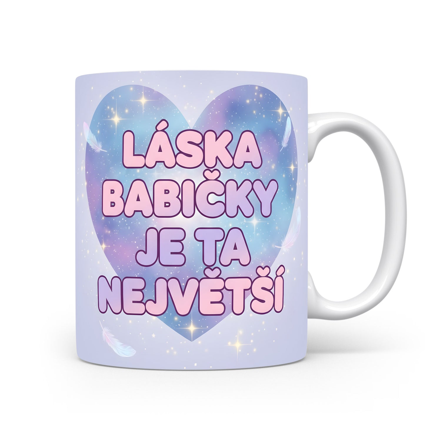 Hrnek s pastelovým srdcem, hvězdami a peříčky.