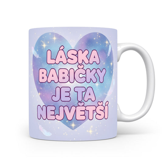 Hrnek s pastelovým srdcem, hvězdami a peříčky.