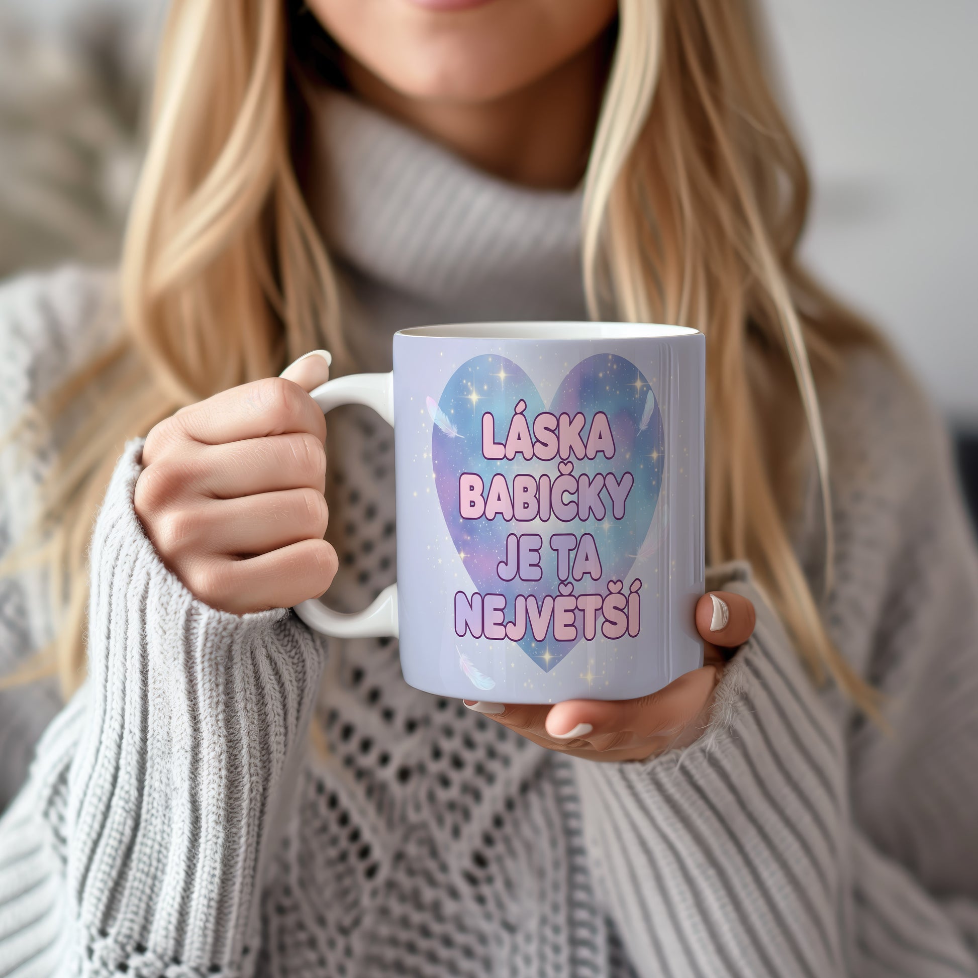 Hrnek s pastelovým srdcem, hvězdami a peříčky.